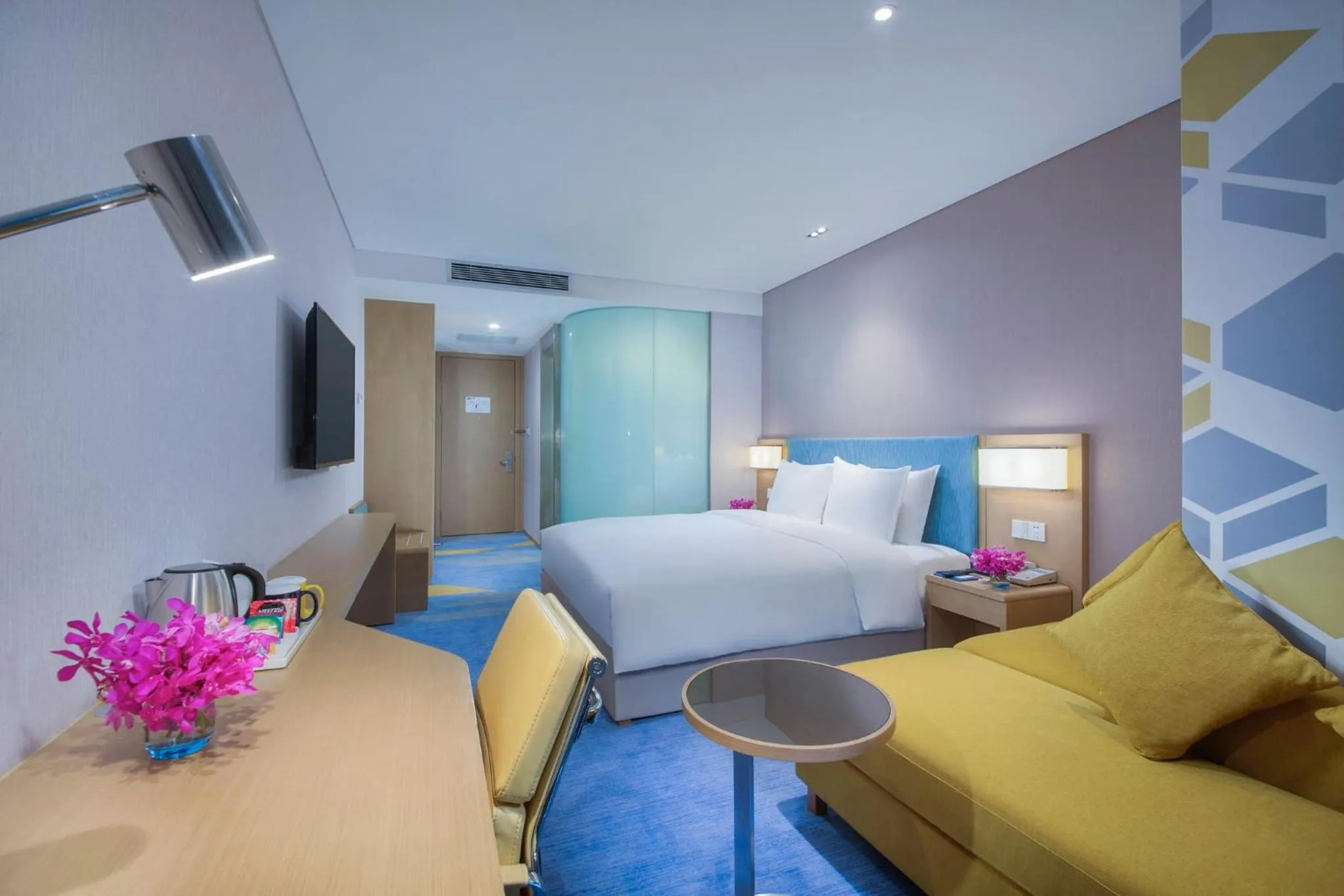 Photo of the whole room in Holiday Inn Express Zhengzhou Longzi Lake by IHG