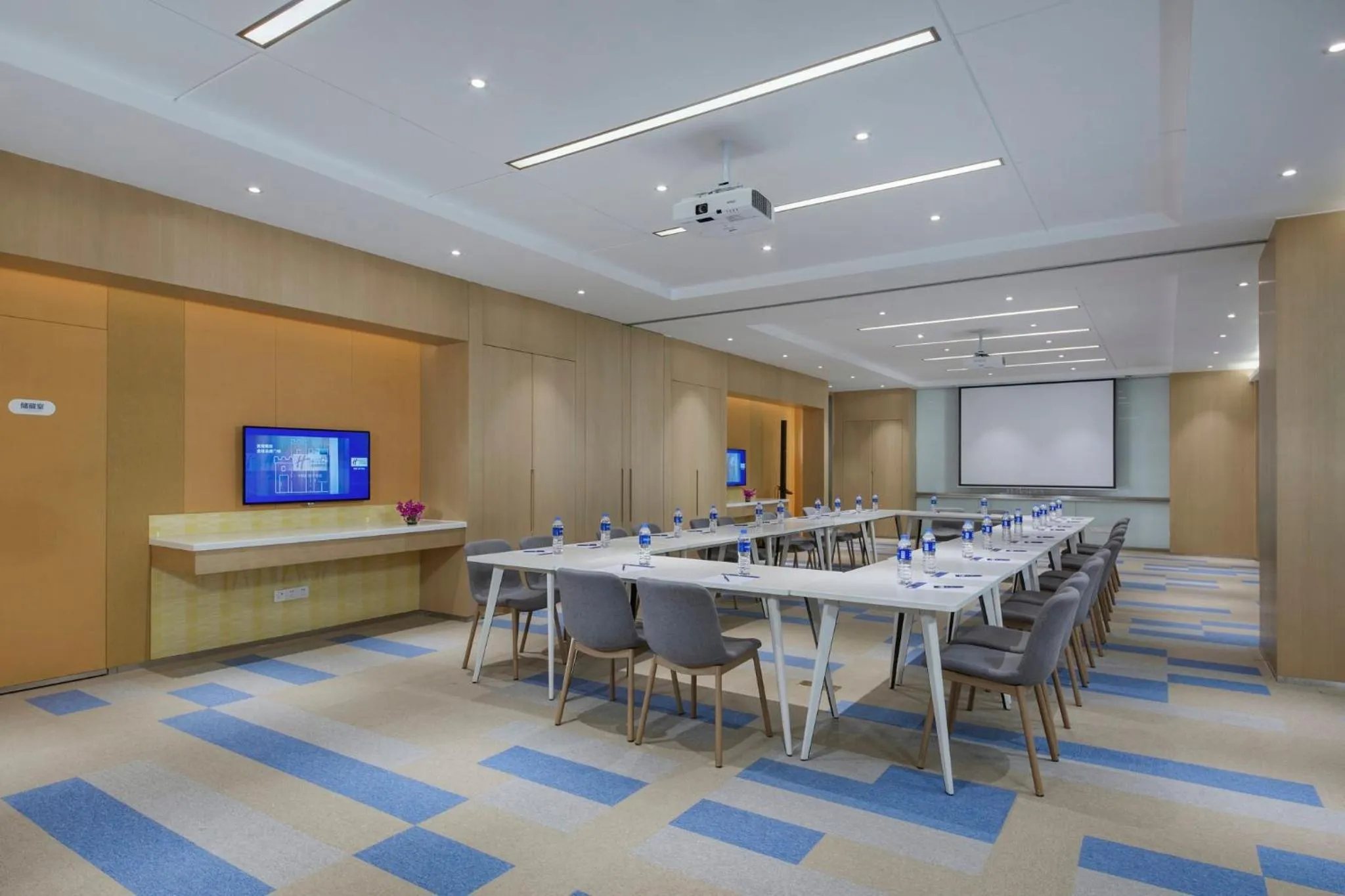 Meeting/conference room in Holiday Inn Express Zhengzhou Longzi Lake by IHG