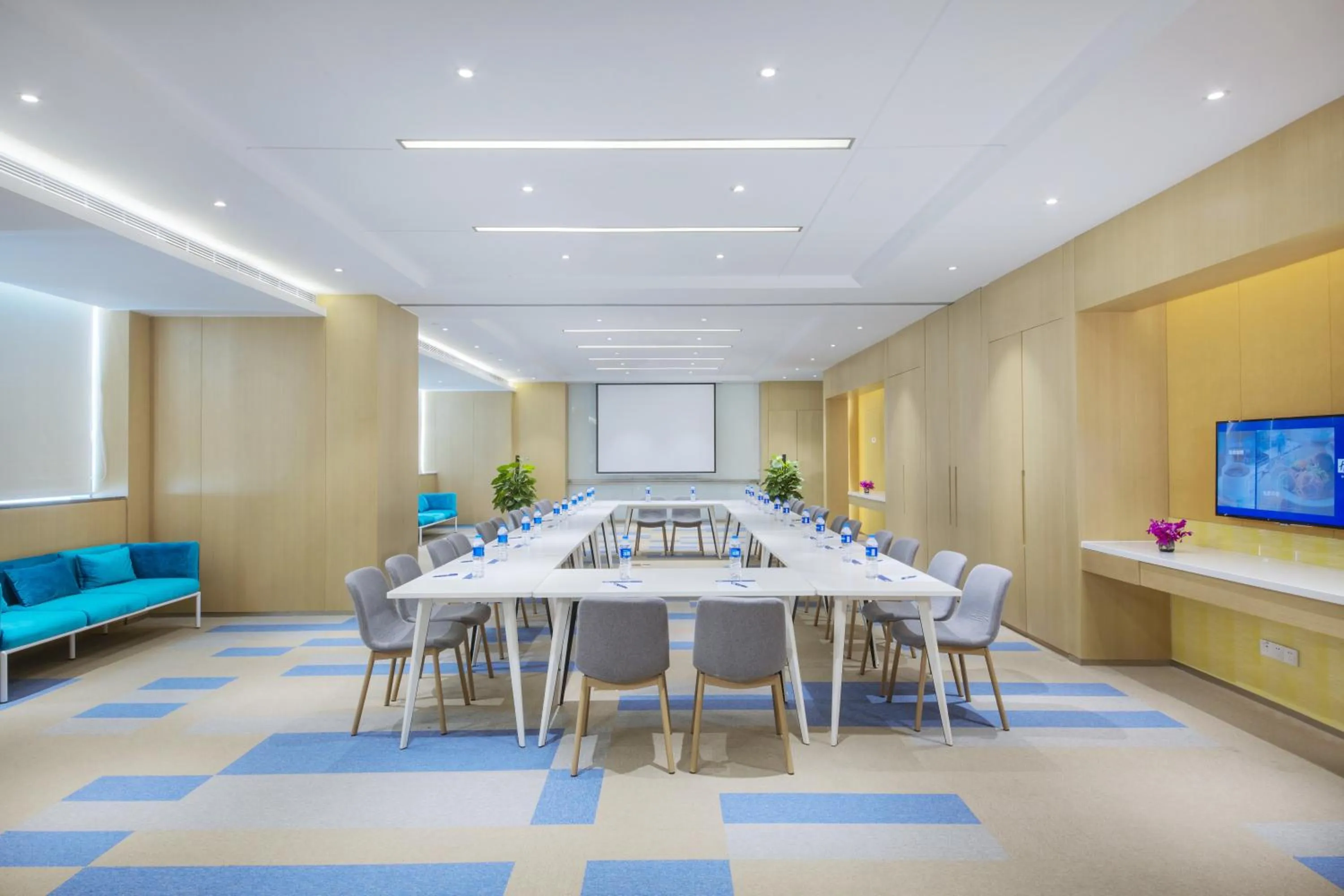 Meeting/conference room in Holiday Inn Express Zhengzhou Longzi Lake by IHG