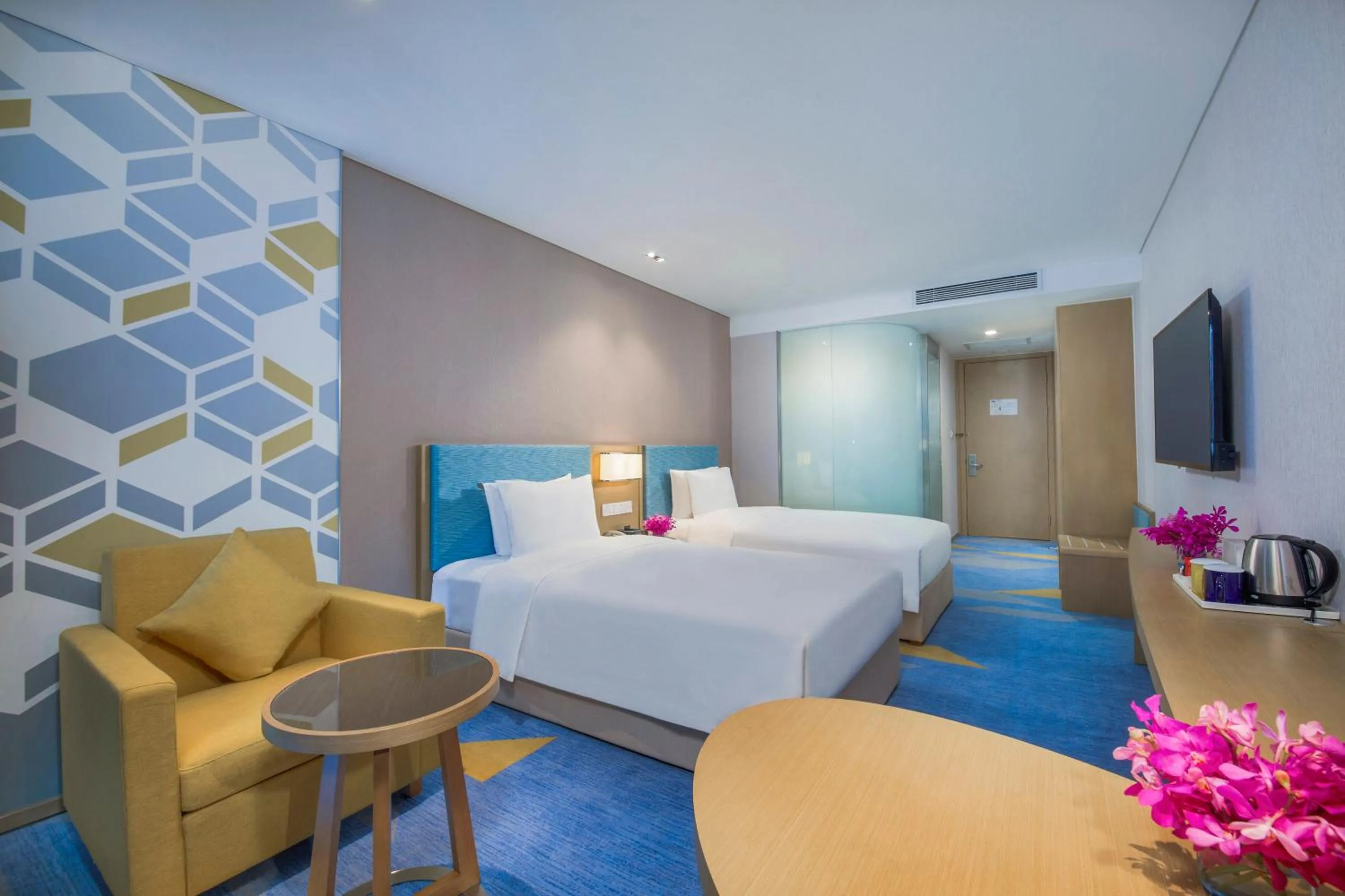 Photo of the whole room in Holiday Inn Express Zhengzhou Longzi Lake by IHG