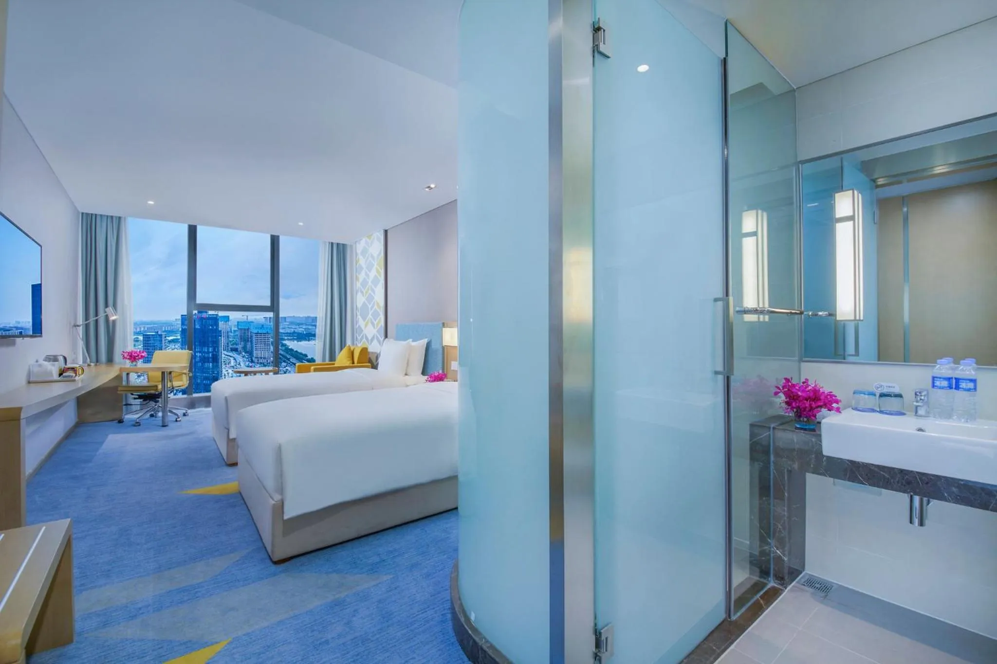 Photo of the whole room in Holiday Inn Express Zhengzhou Longzi Lake by IHG