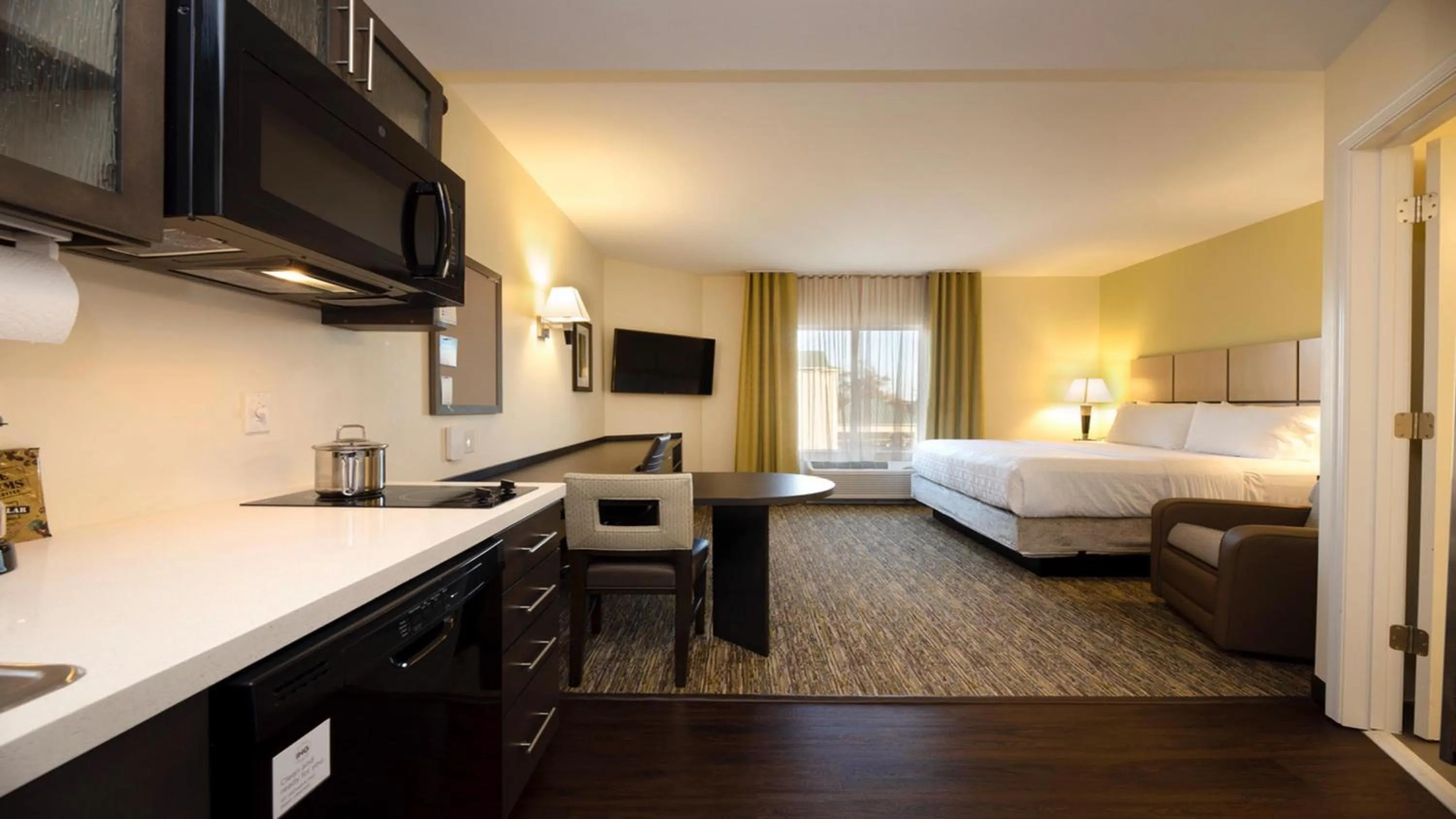 Photo of the whole room, Bed in Candlewood Suites - Dumfries - Quantico by IHG