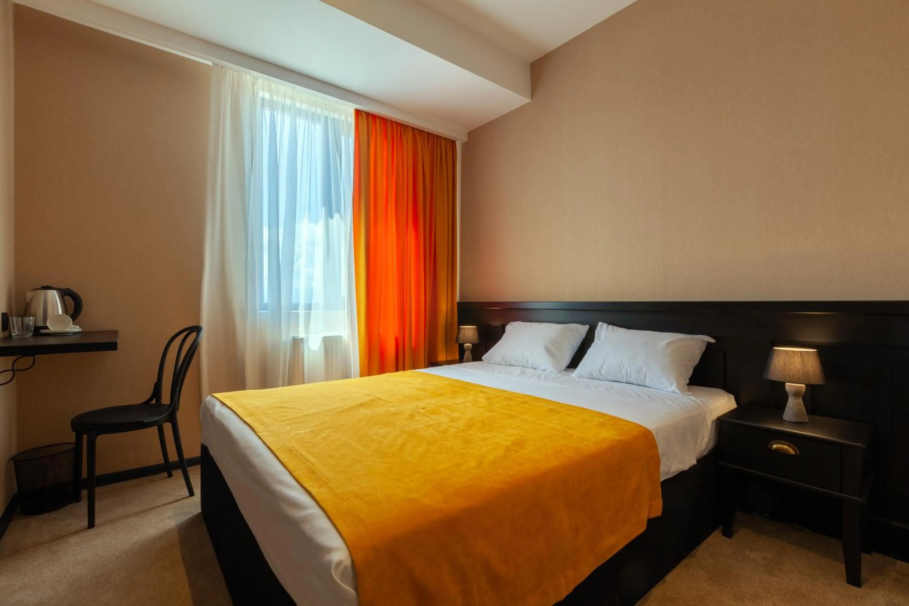 Photo of the whole room, Bed in Solomon