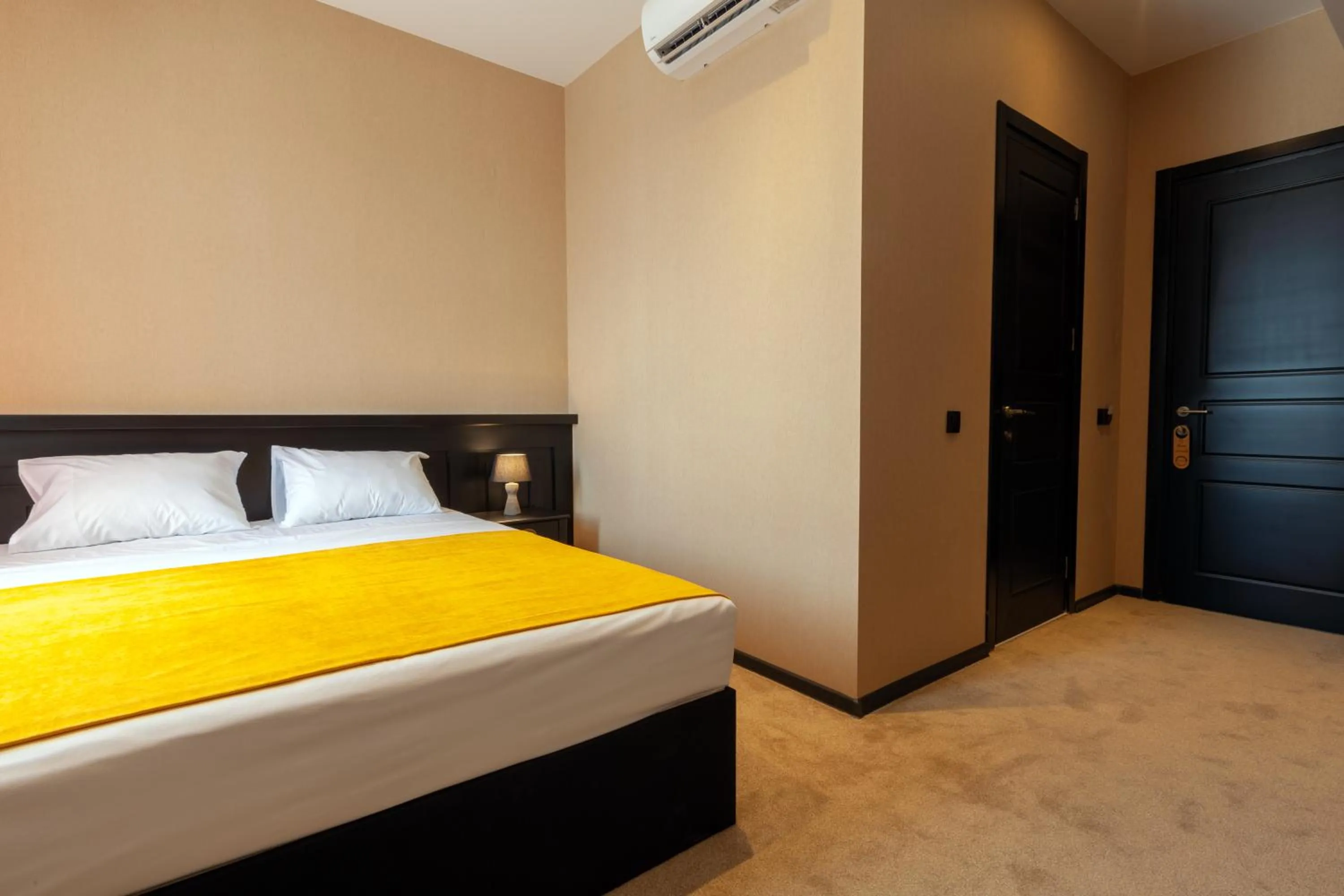 Photo of the whole room, Bed in Solomon