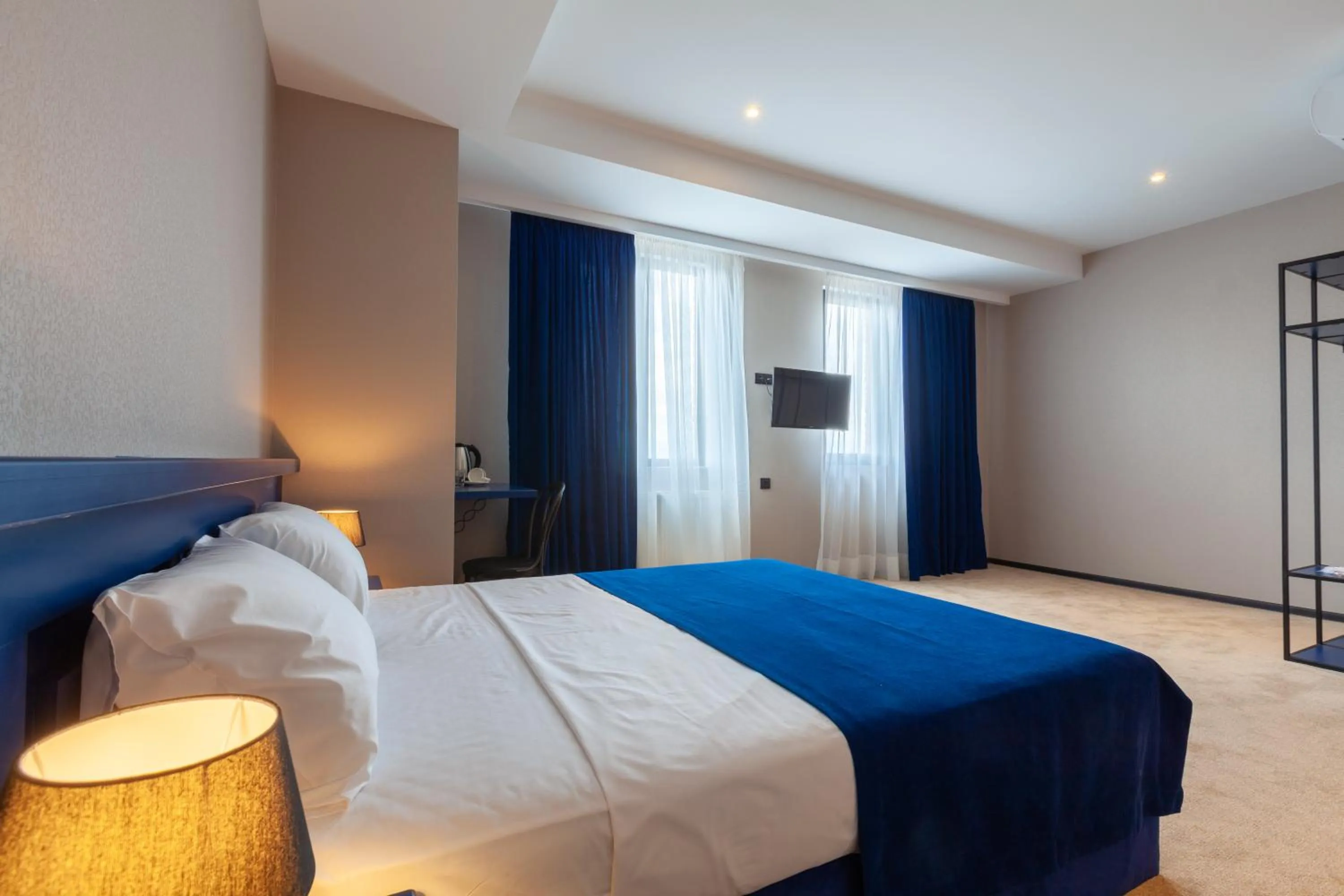 Photo of the whole room, Bed in Solomon