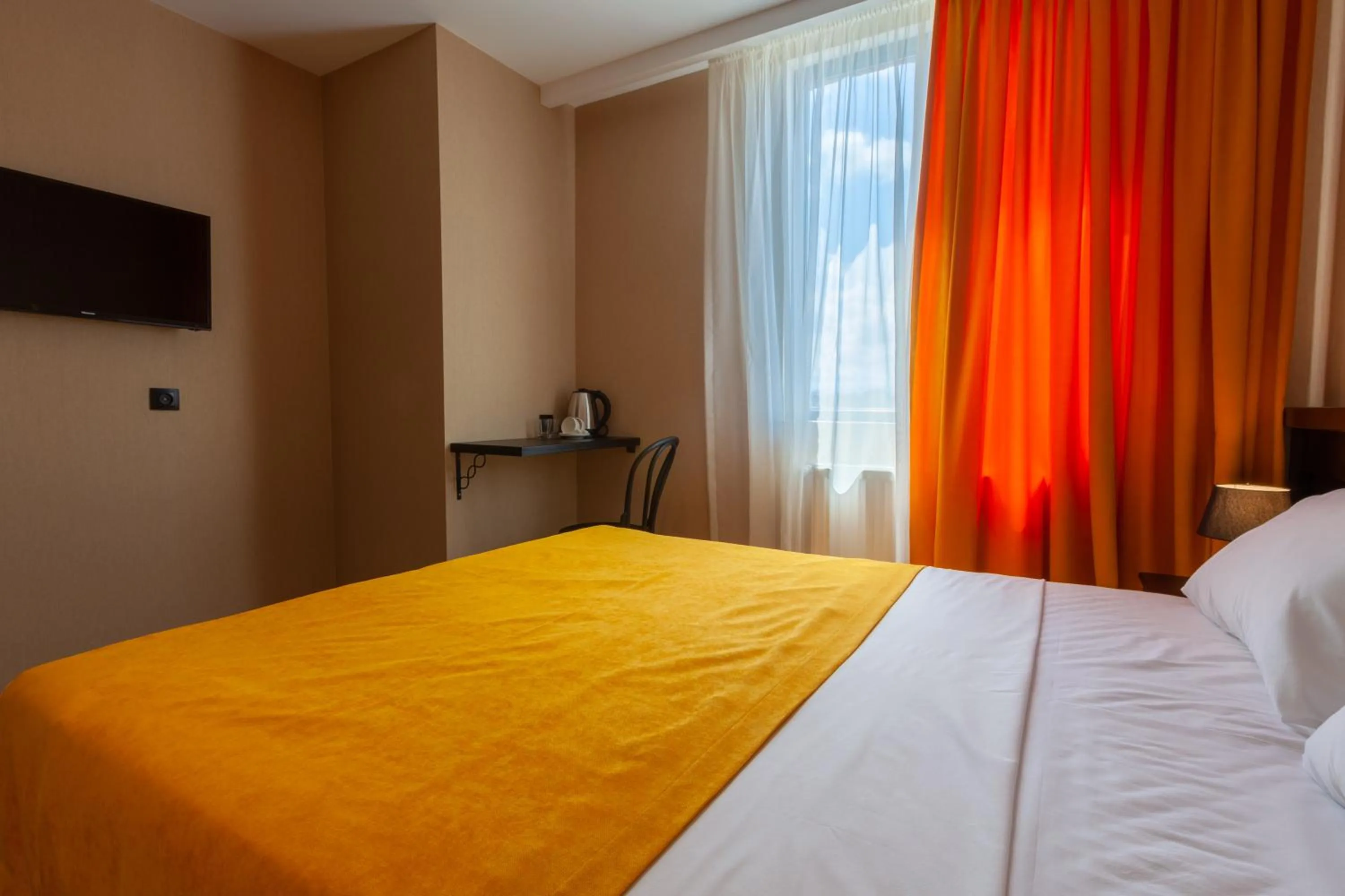 Photo of the whole room, Bed in Solomon