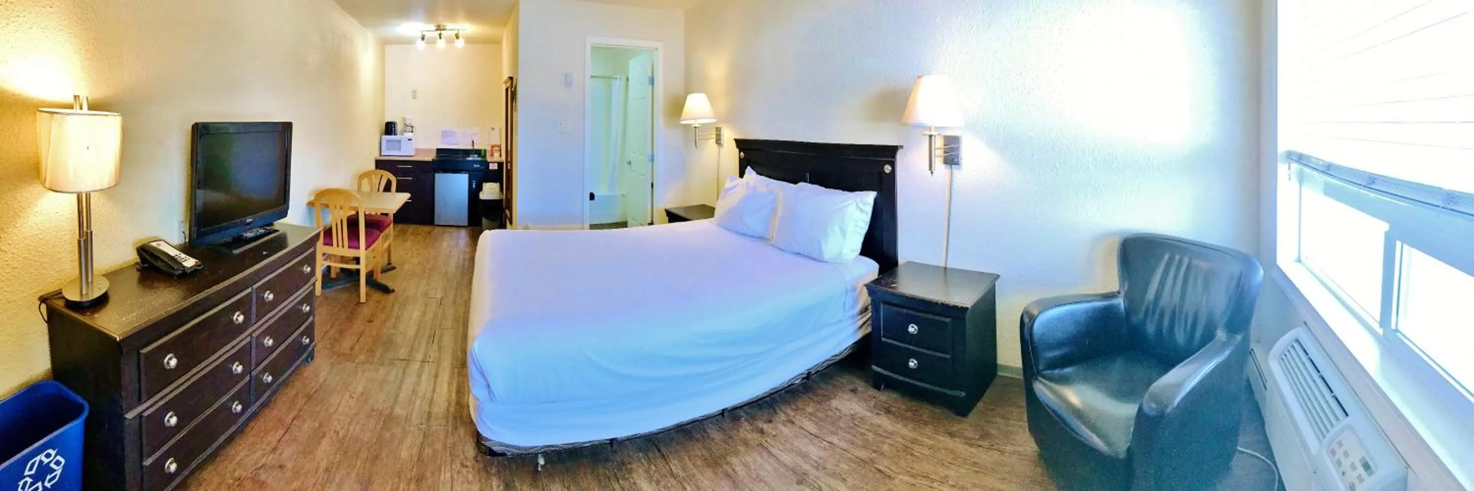 Photo of the whole room, Bed in Grande Mountain Lodge