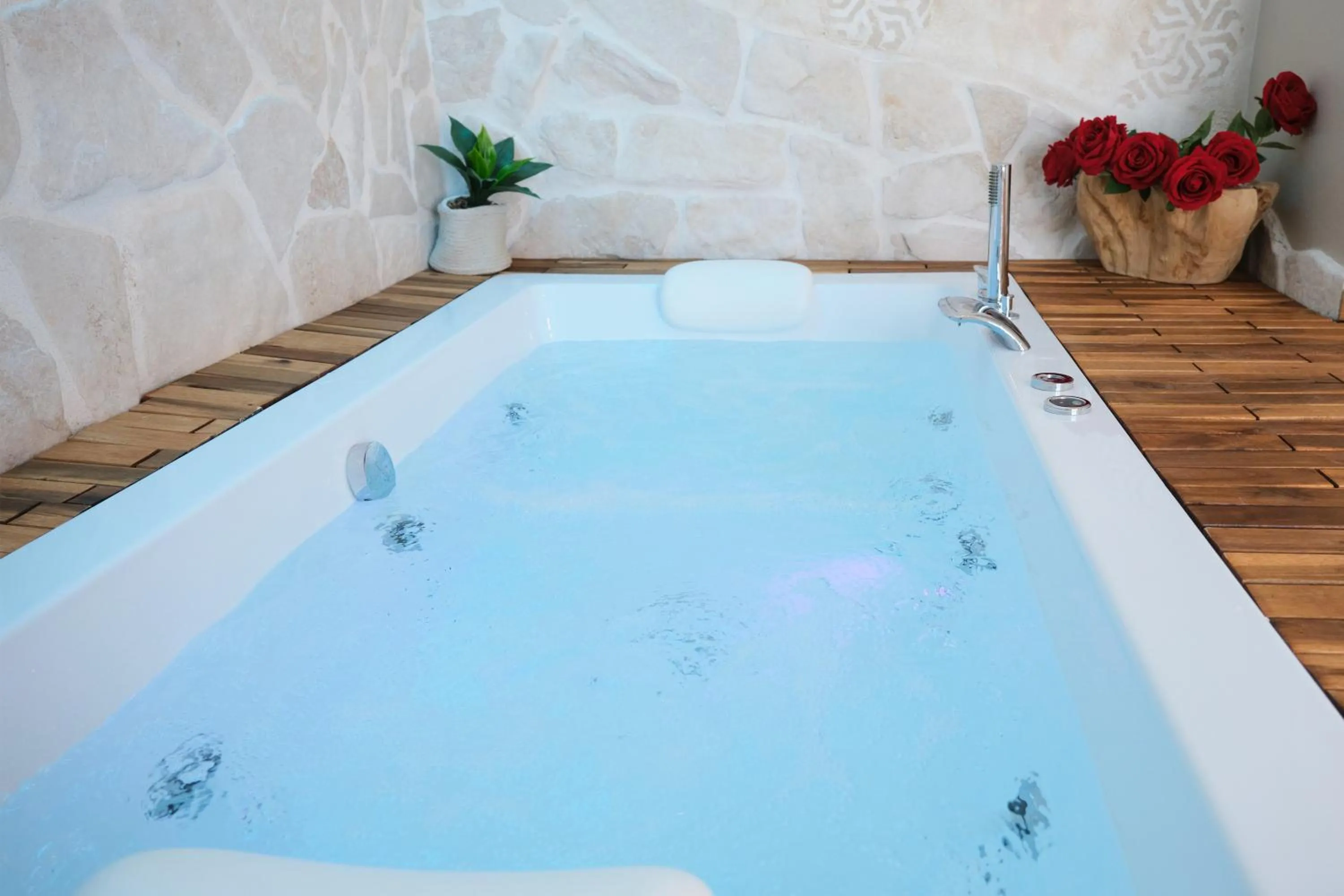 Hot Tub in Pharus Miseni Suites and rooms