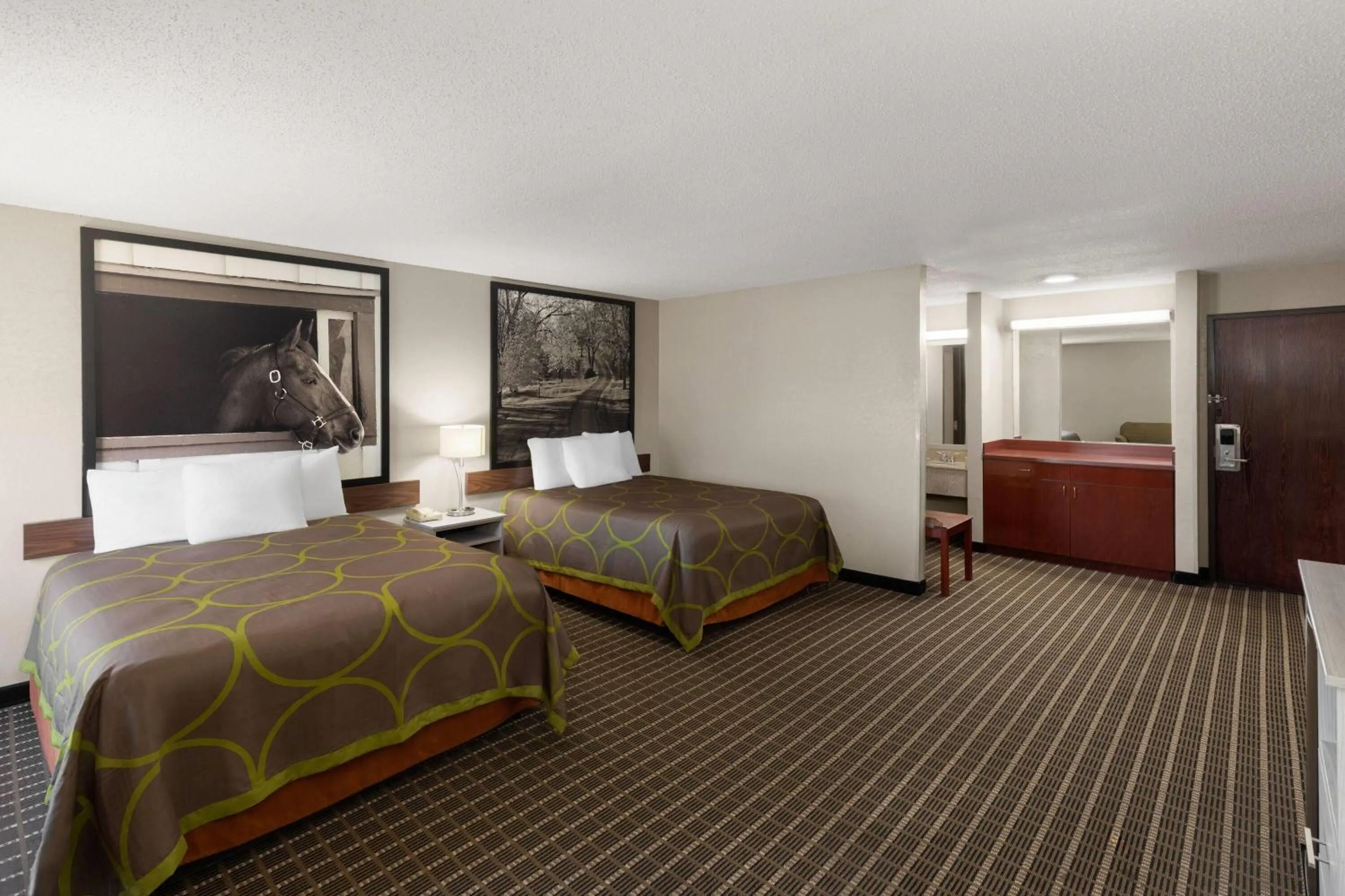 Photo of the whole room, Bed in Super 8 by Wyndham Shepherdsville - Louisville South I65