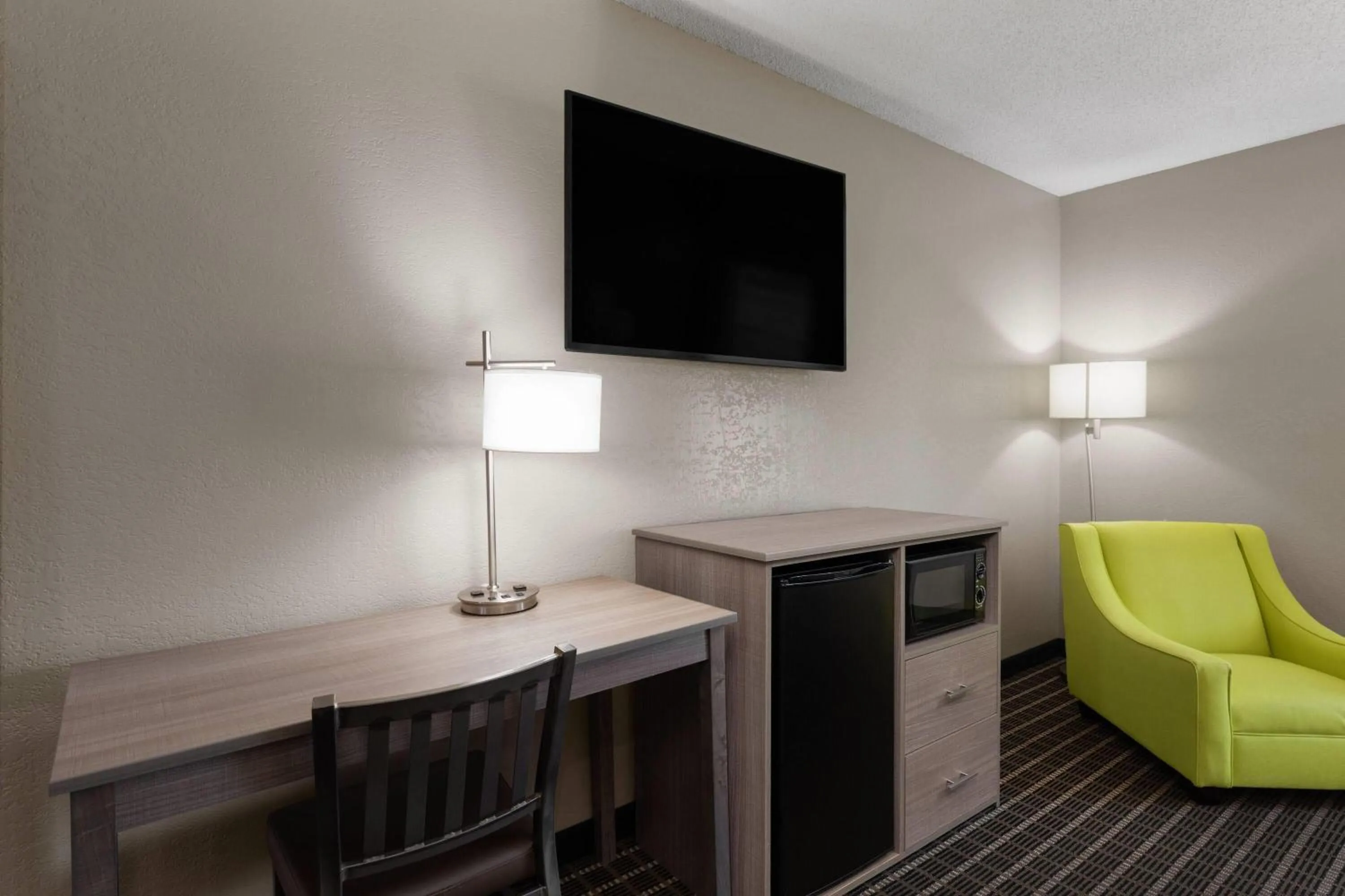 Photo of the whole room in Super 8 by Wyndham Shepherdsville - Louisville South I65