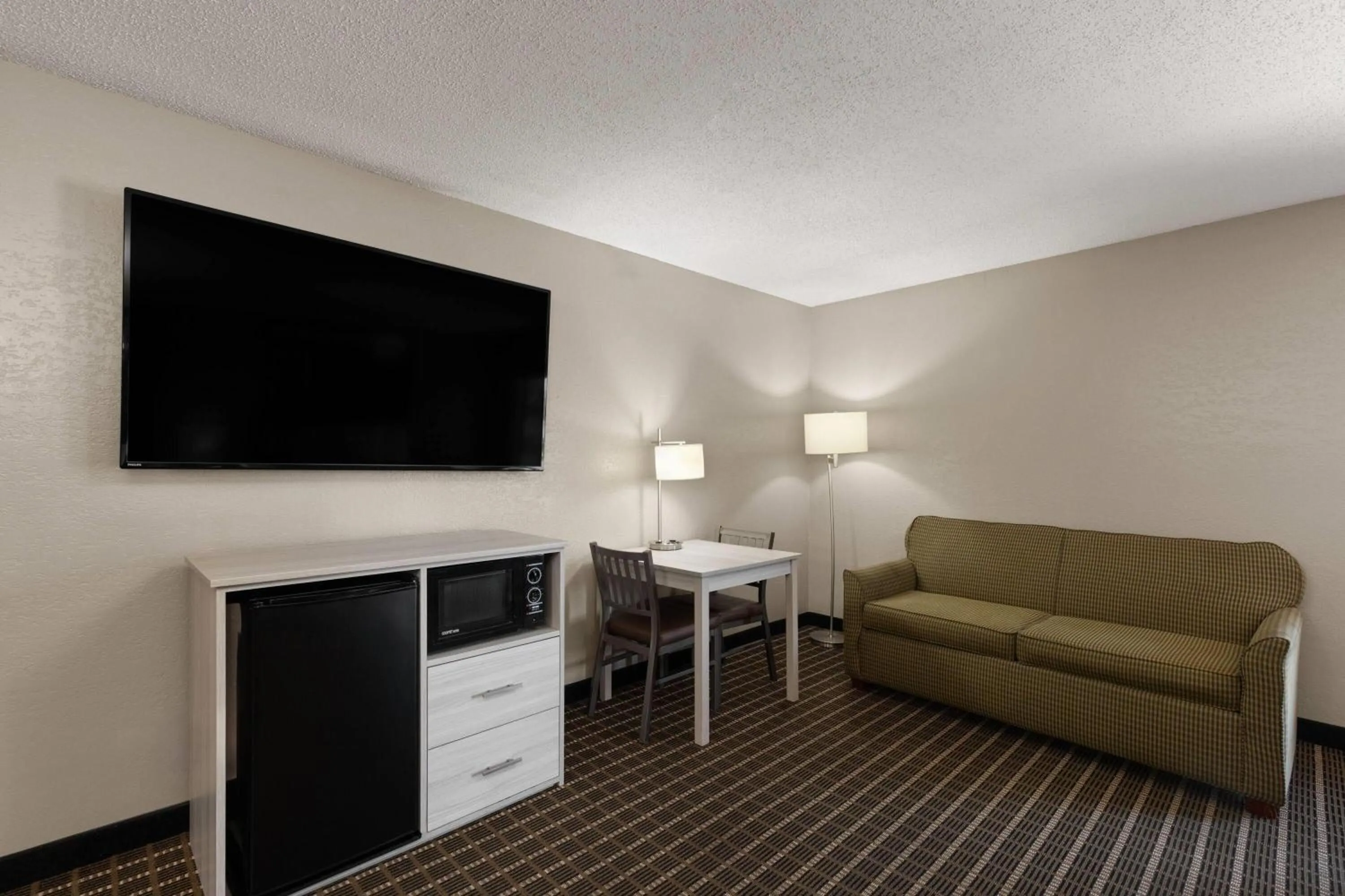 Photo of the whole room in Super 8 by Wyndham Shepherdsville - Louisville South I65
