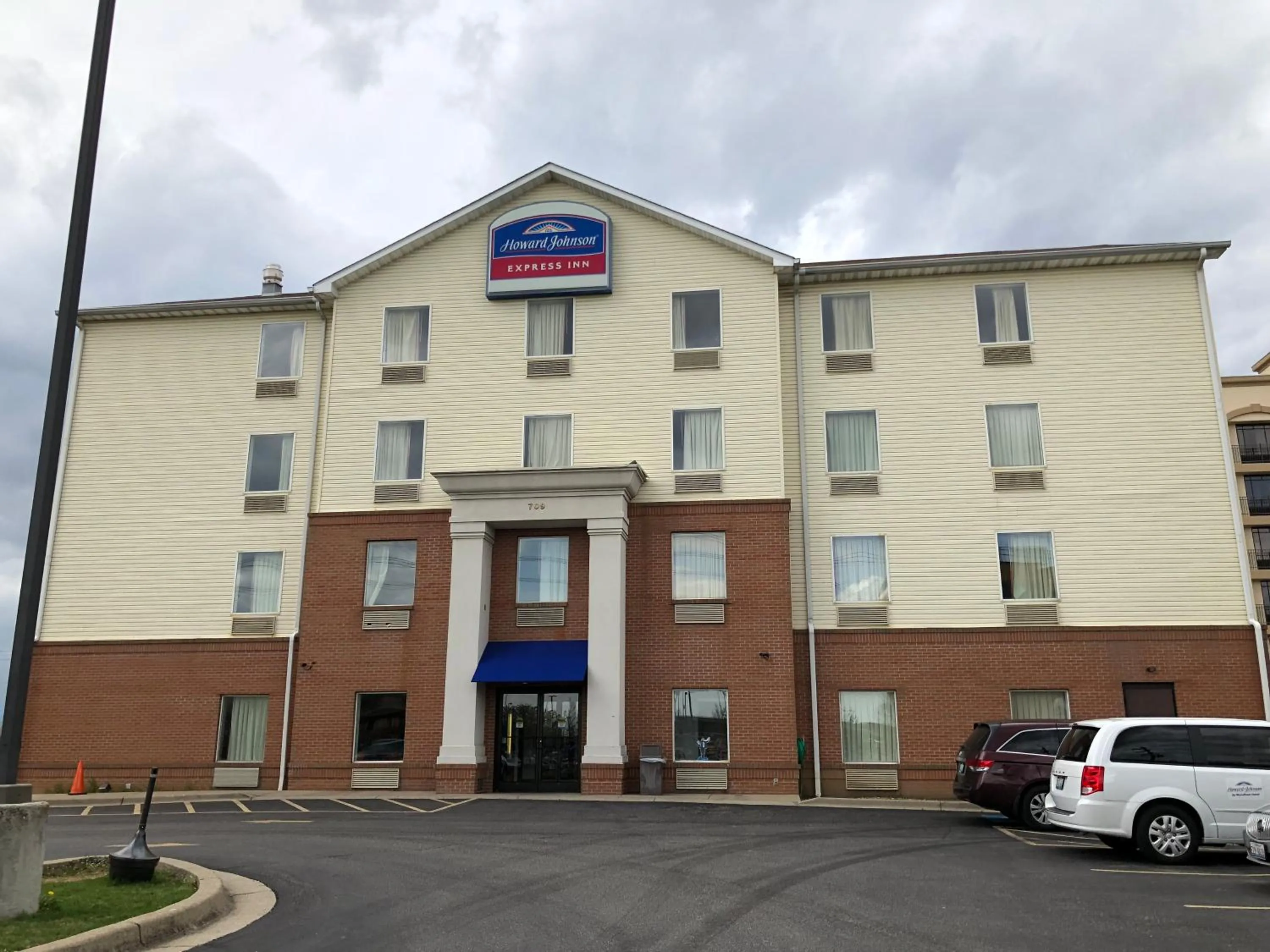 Property building in Howard Johnson by Wyndham Airport