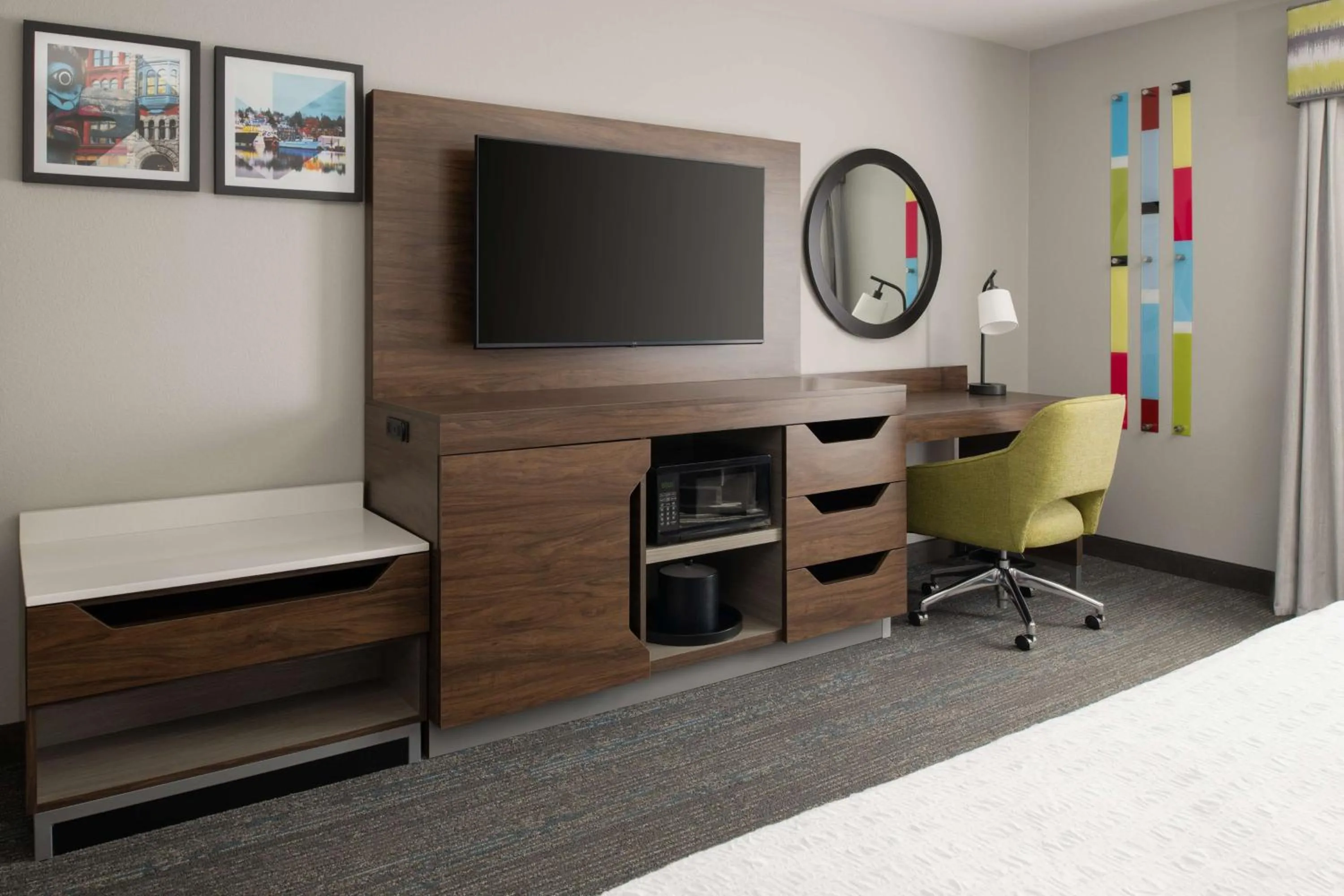 Bedroom, Bed in Hampton Inn and Suites Seattle - Airport / 28th Avenue