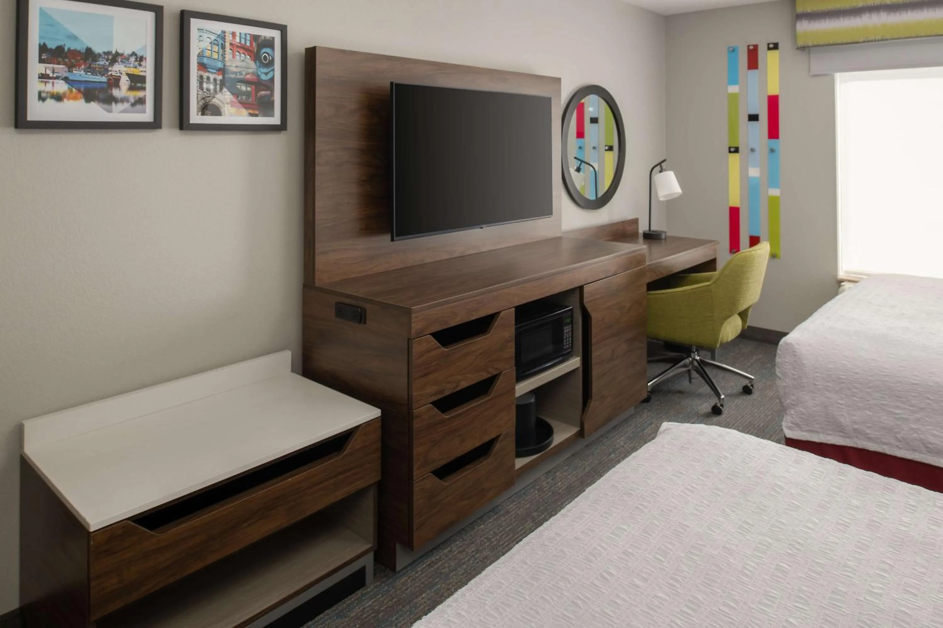 Bedroom, Bed in Hampton Inn and Suites Seattle - Airport / 28th Avenue