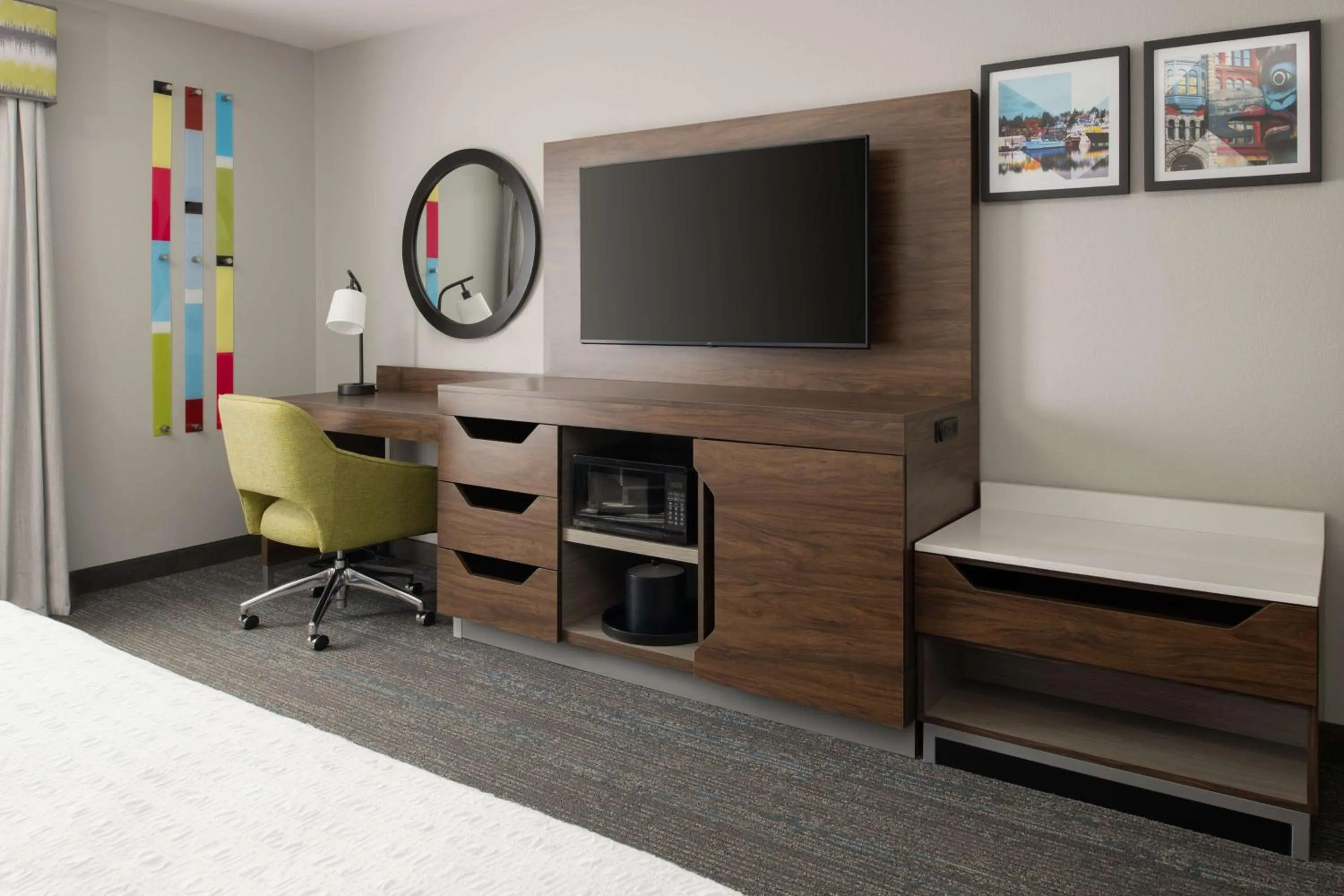 Bedroom, Bed in Hampton Inn and Suites Seattle - Airport / 28th Avenue