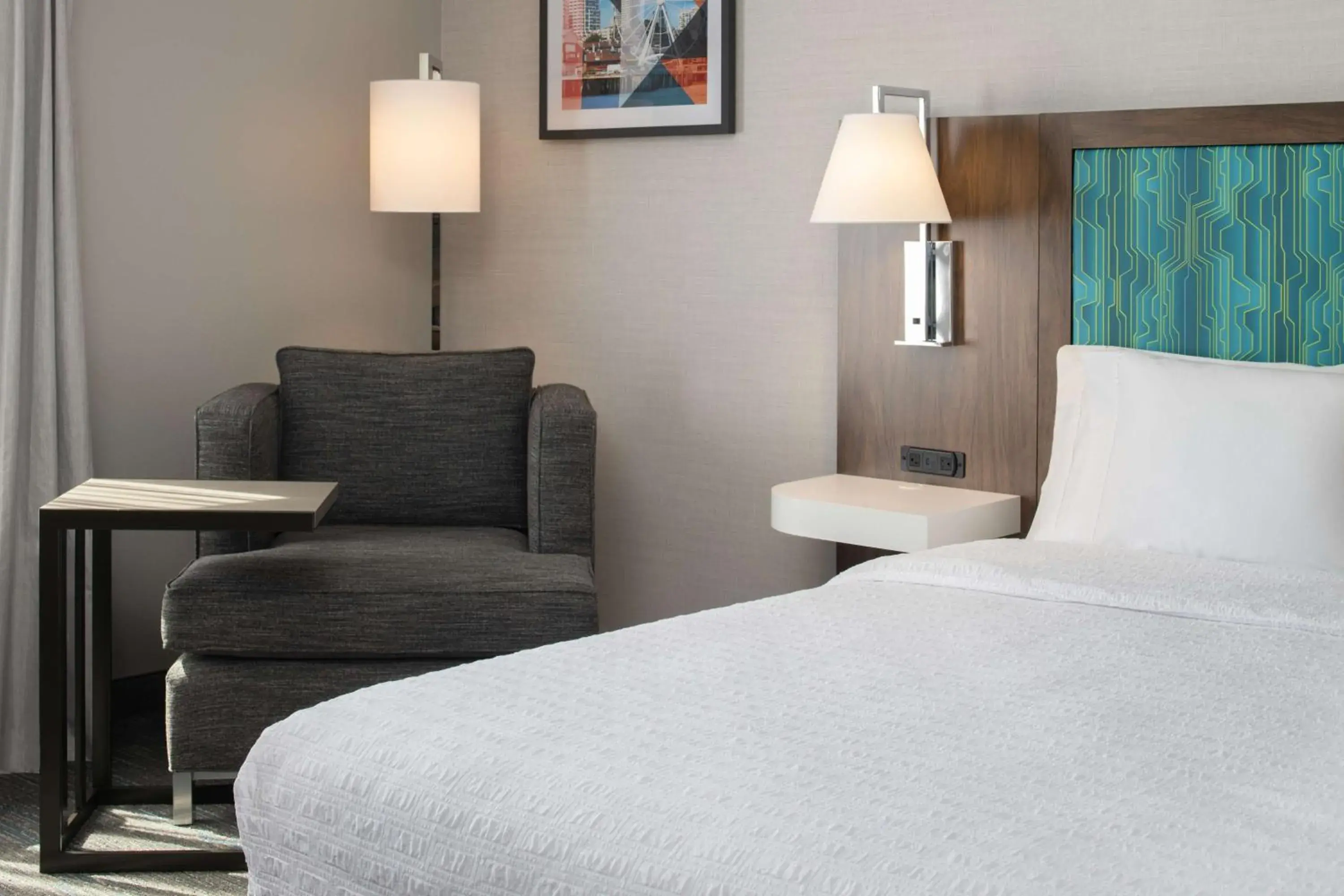 King Room with King Bed - Non-Smoking in Hampton Inn and Suites Seattle - Airport / 28th Avenue King Room with King Bed - Non-Smoking in Hampton Inn and Suites Seattle - Airport / 28th Avenue