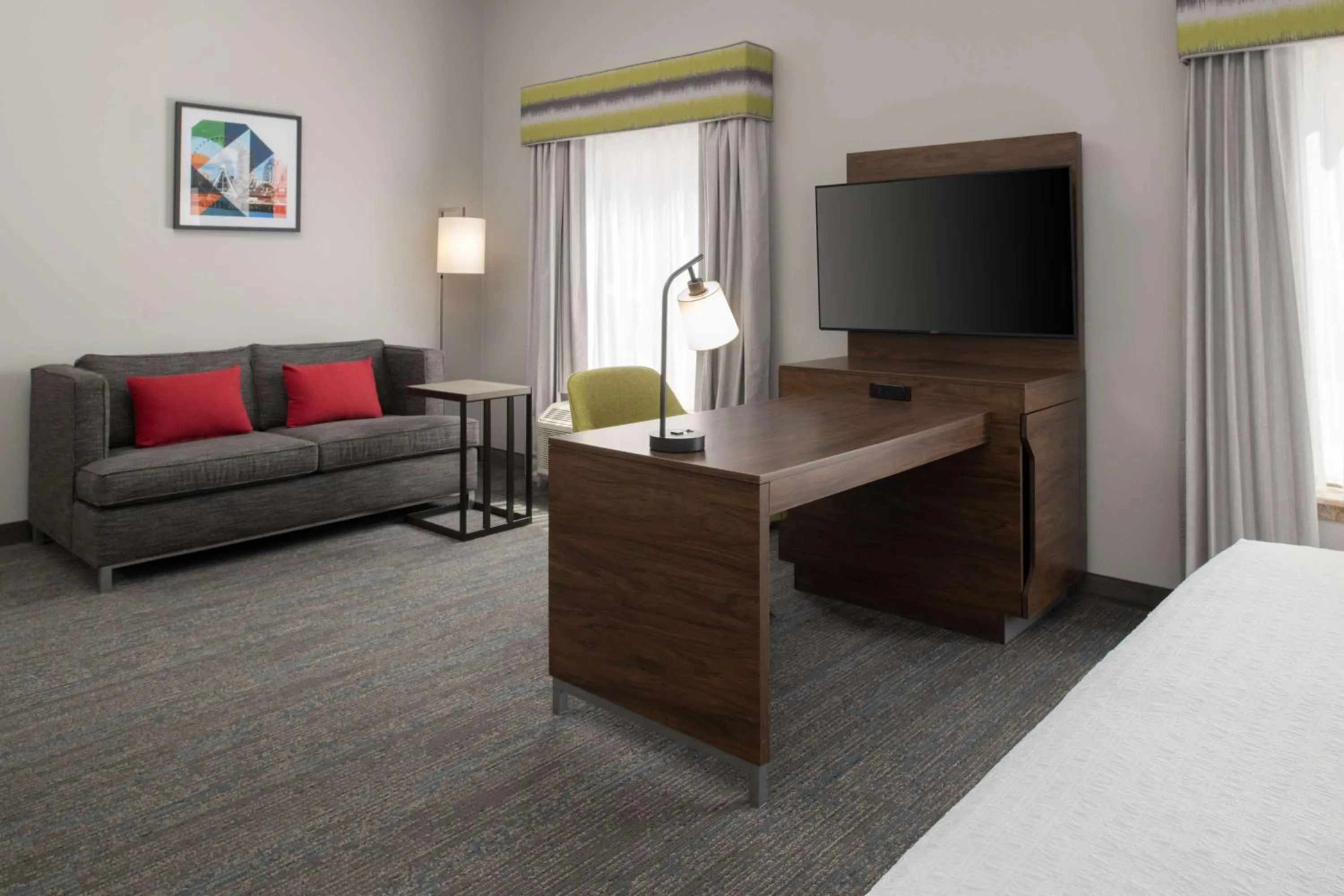 Bedroom, Bed in Hampton Inn and Suites Seattle - Airport / 28th Avenue