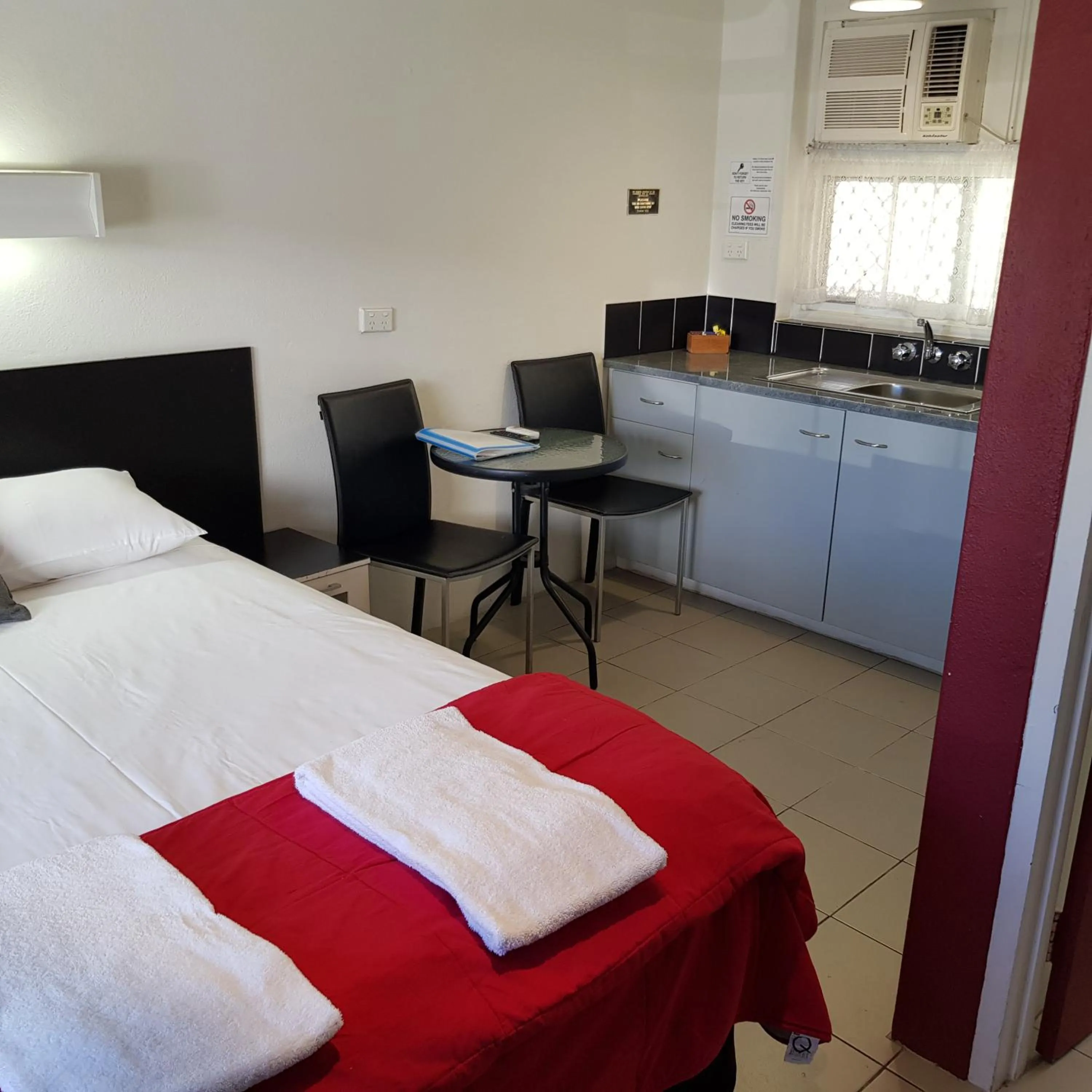 Kitchen or kitchenette, Bed in Motel Lodge