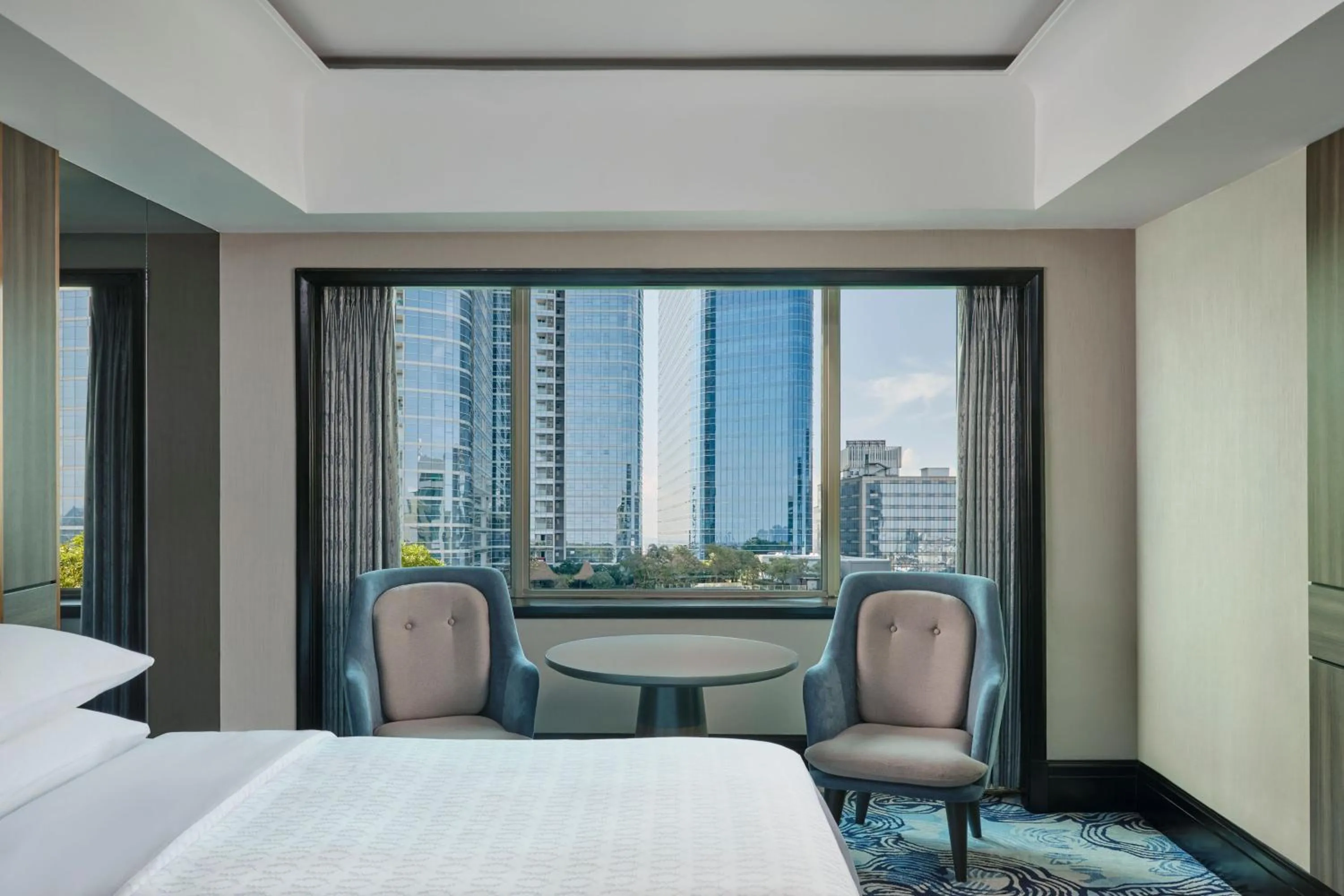 Photo of the whole room, Bed in Sheraton Surabaya Hotel & Towers