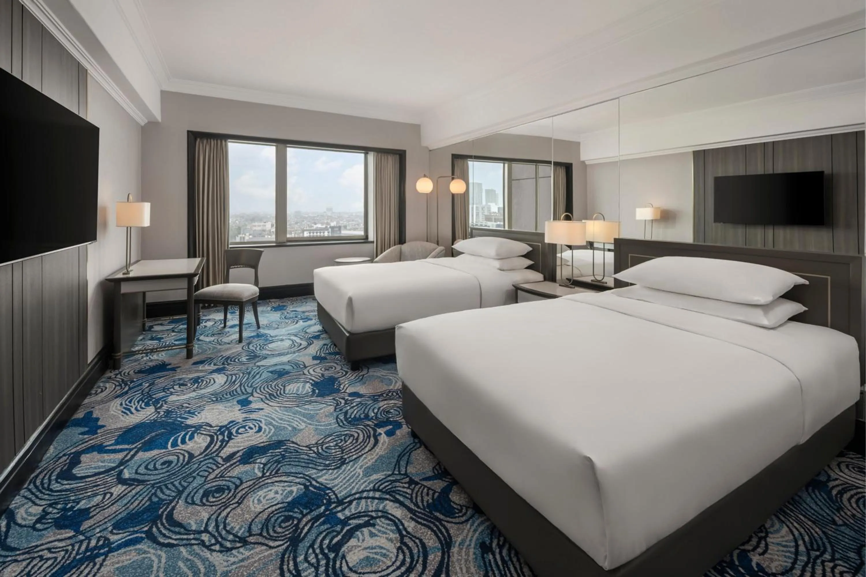 Photo of the whole room, Bed in Sheraton Surabaya Hotel & Towers