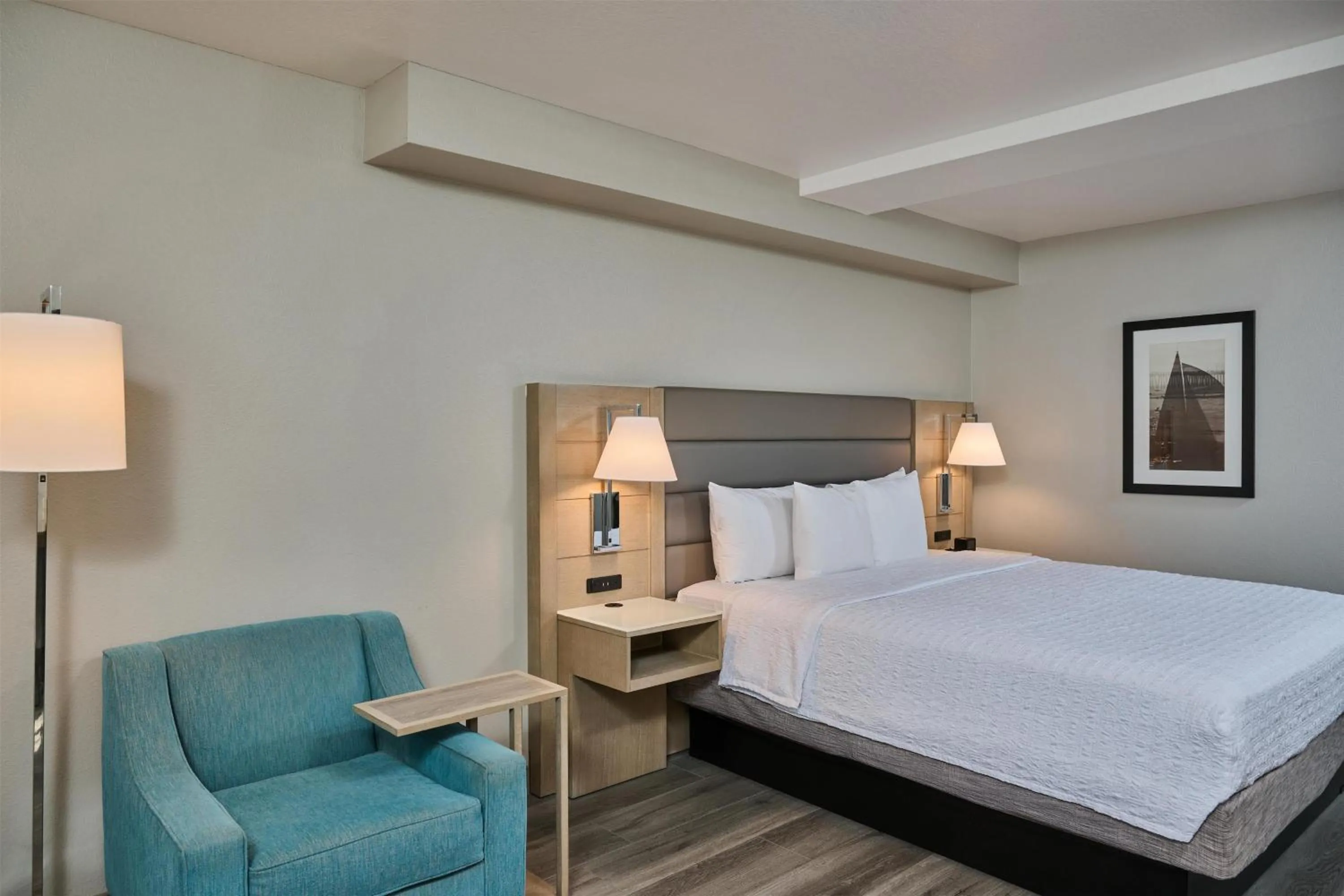 Bed in Hampton Inn & Suites Hermosa Beach