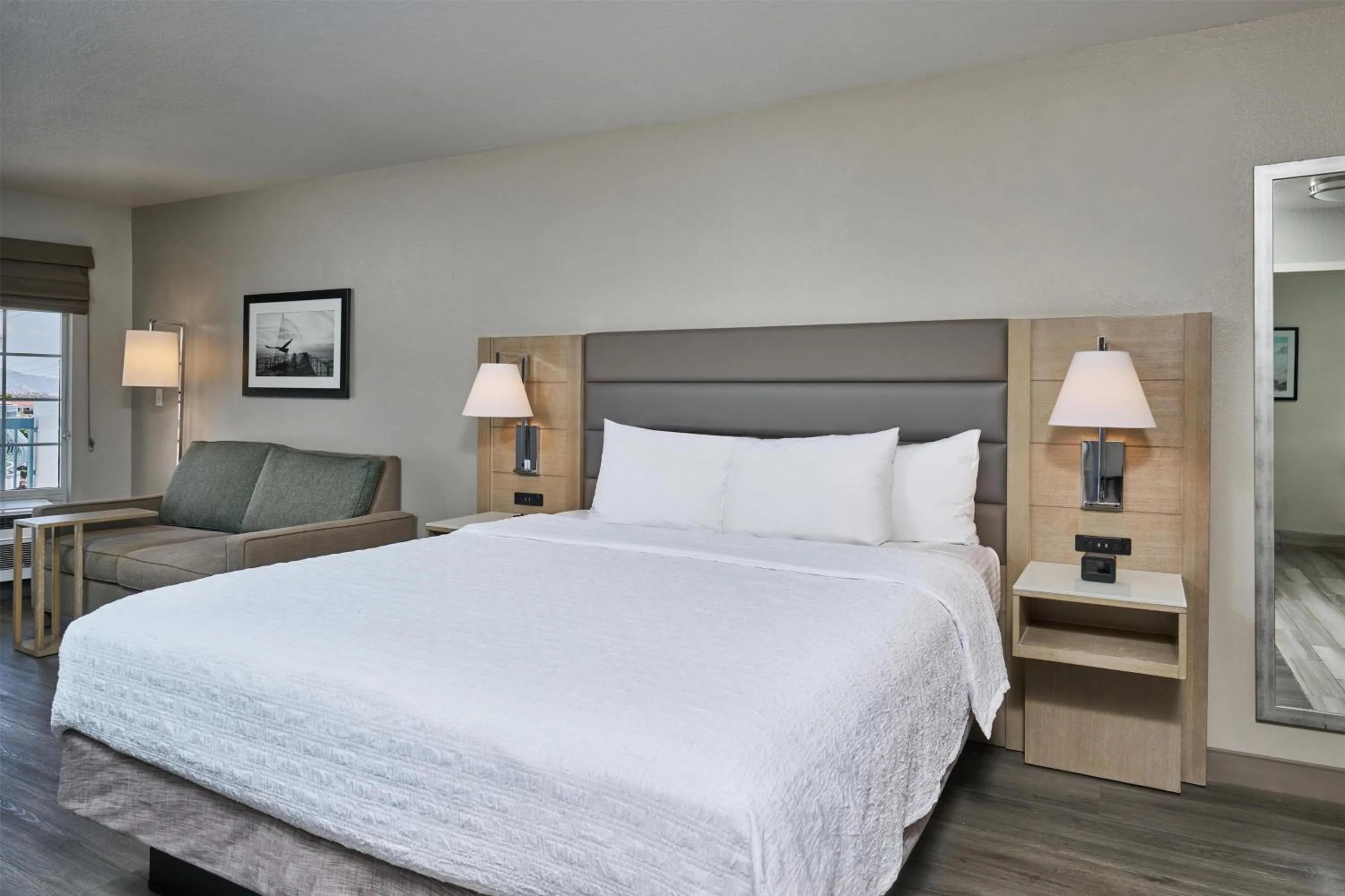 Bed in Hampton Inn & Suites Hermosa Beach