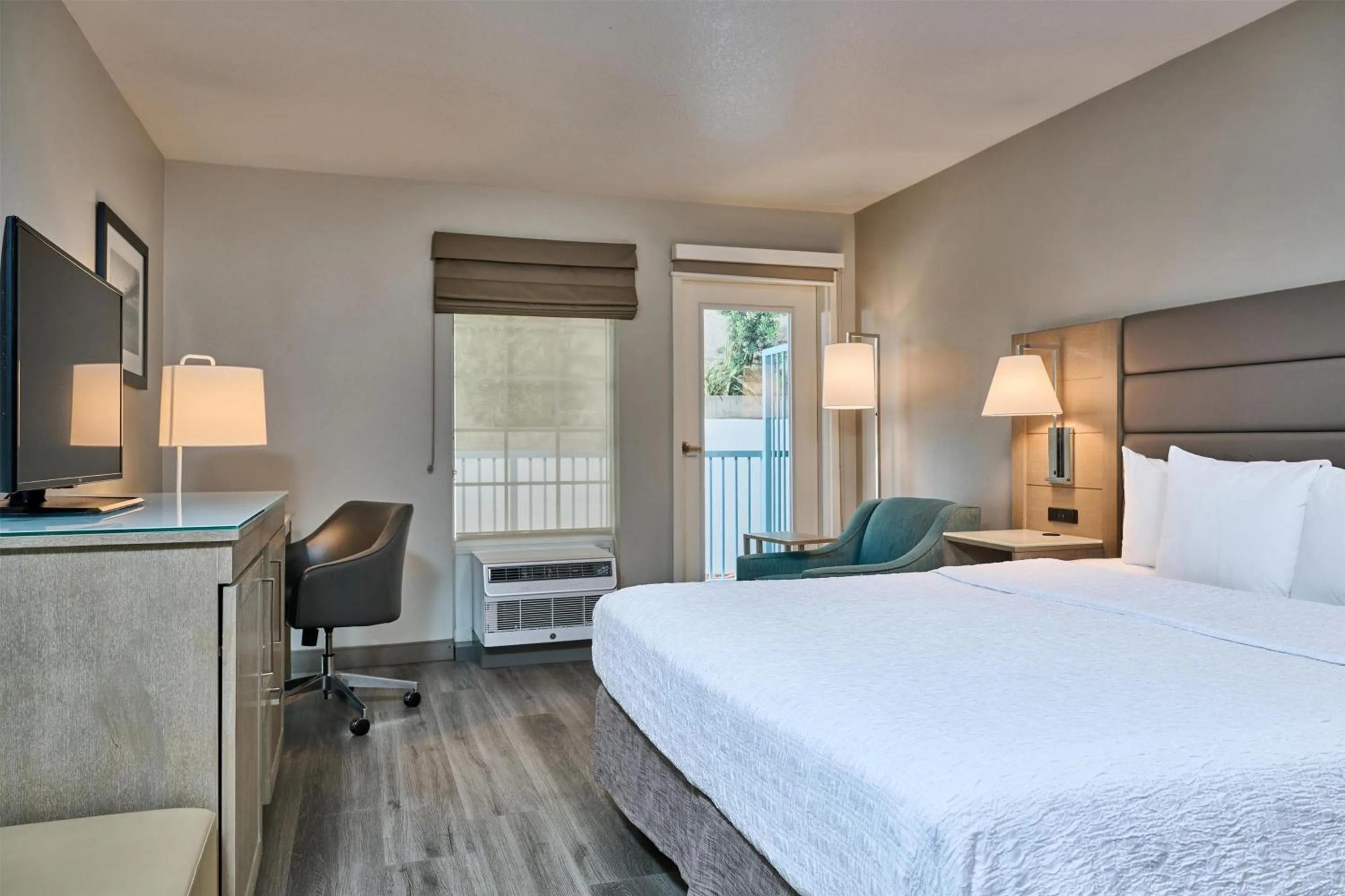 Bed in Hampton Inn & Suites Hermosa Beach