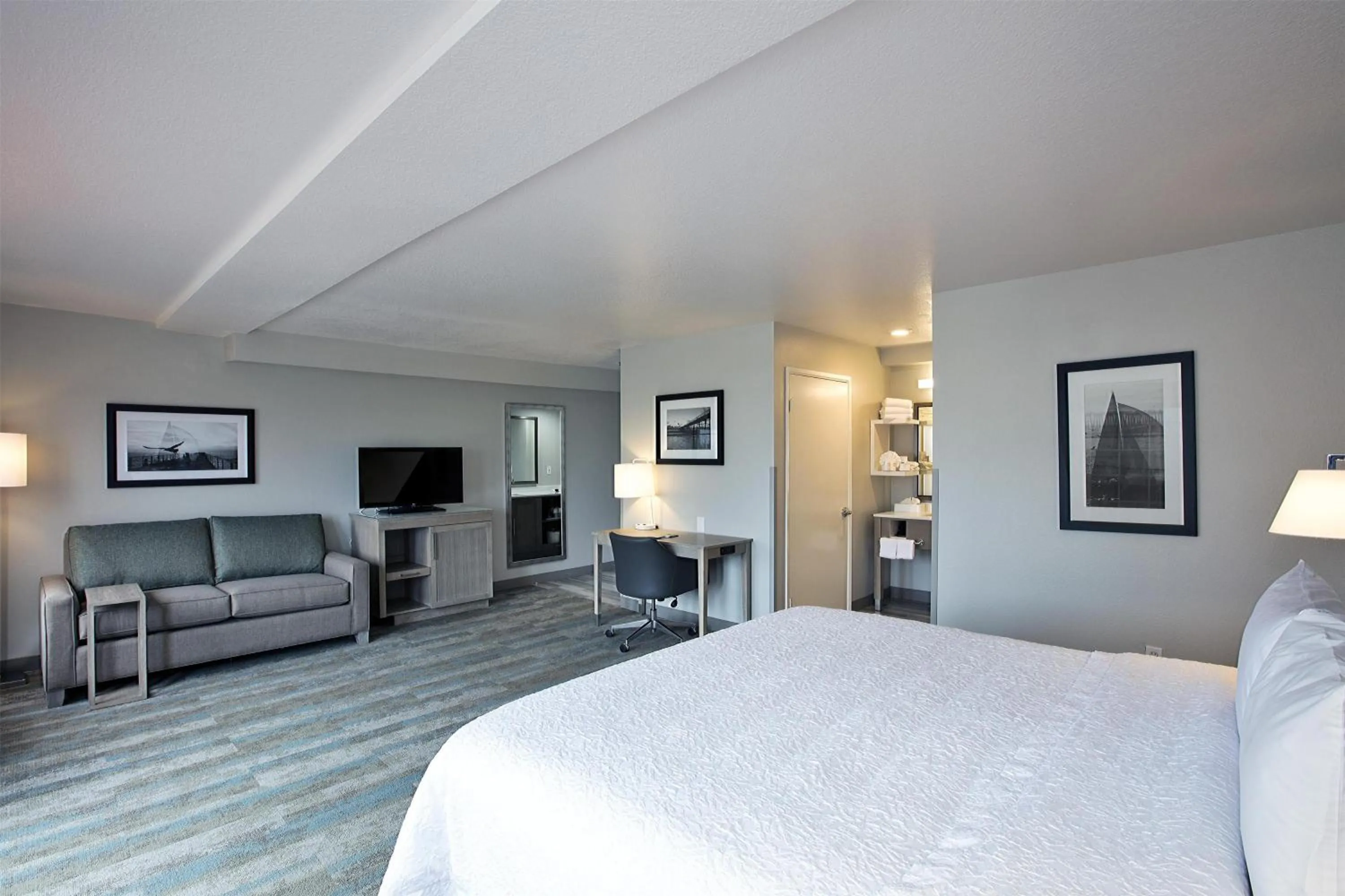 Bed in Hampton Inn & Suites Hermosa Beach