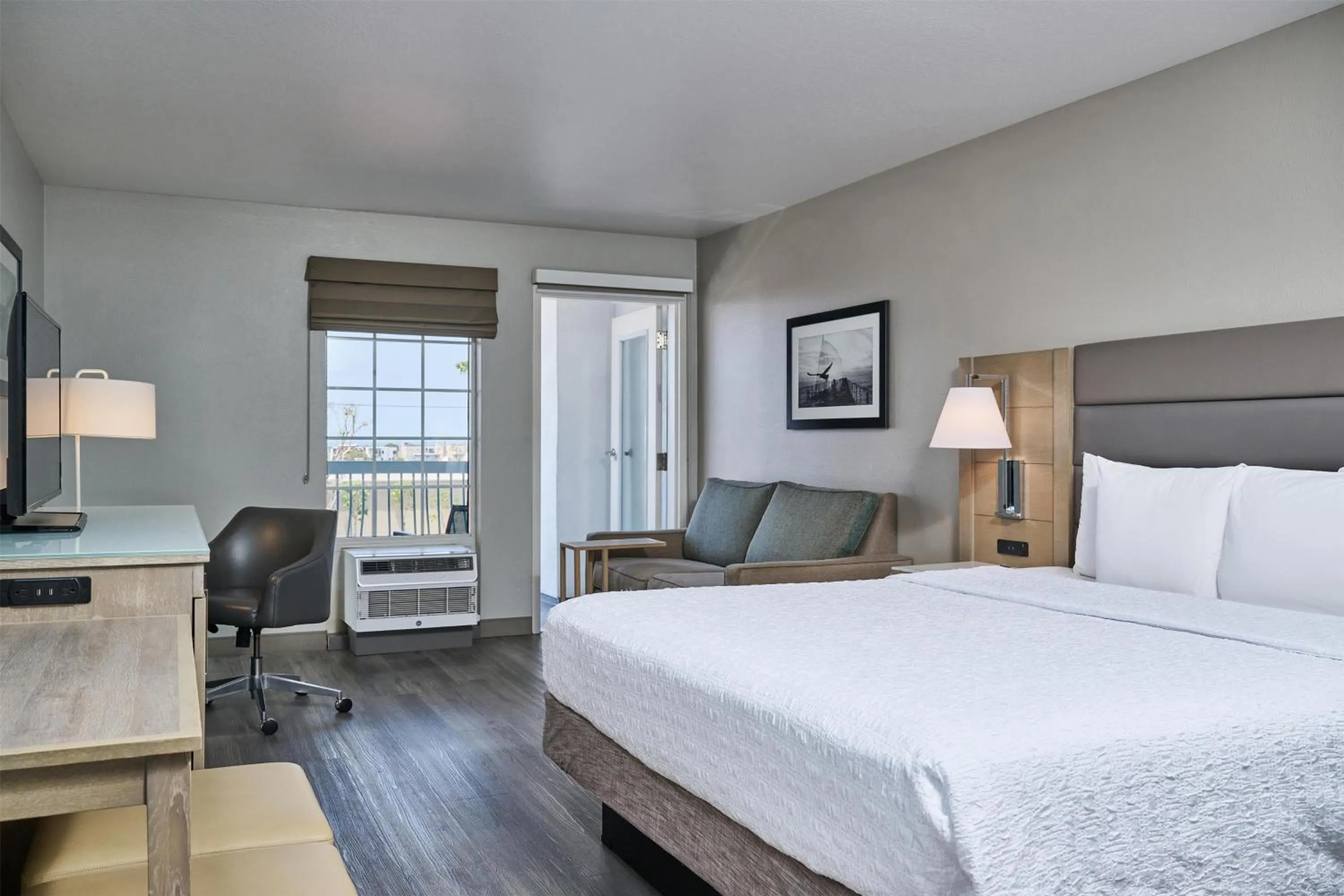 Living room, Bed in Hampton Inn & Suites Hermosa Beach