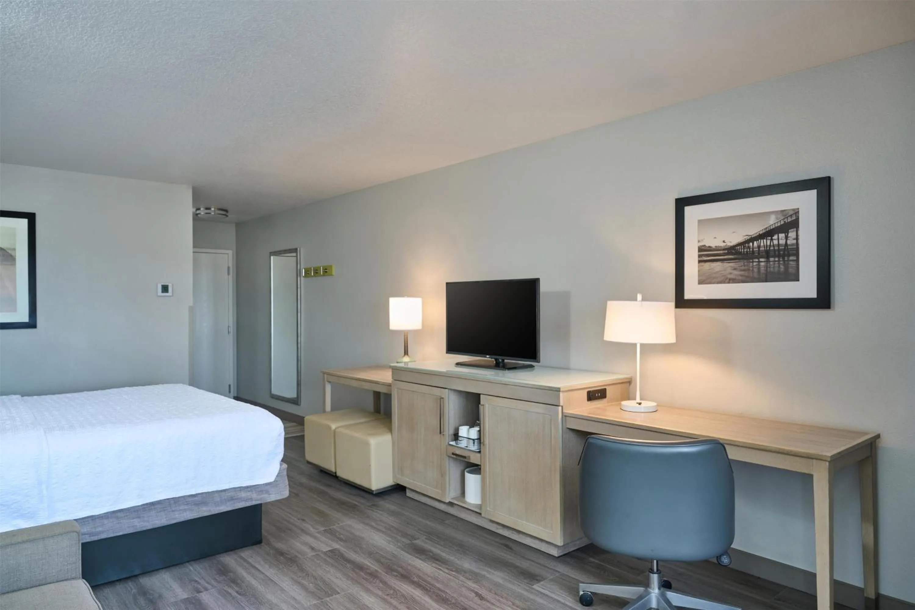 Bedroom, Bed in Hampton Inn & Suites Hermosa Beach