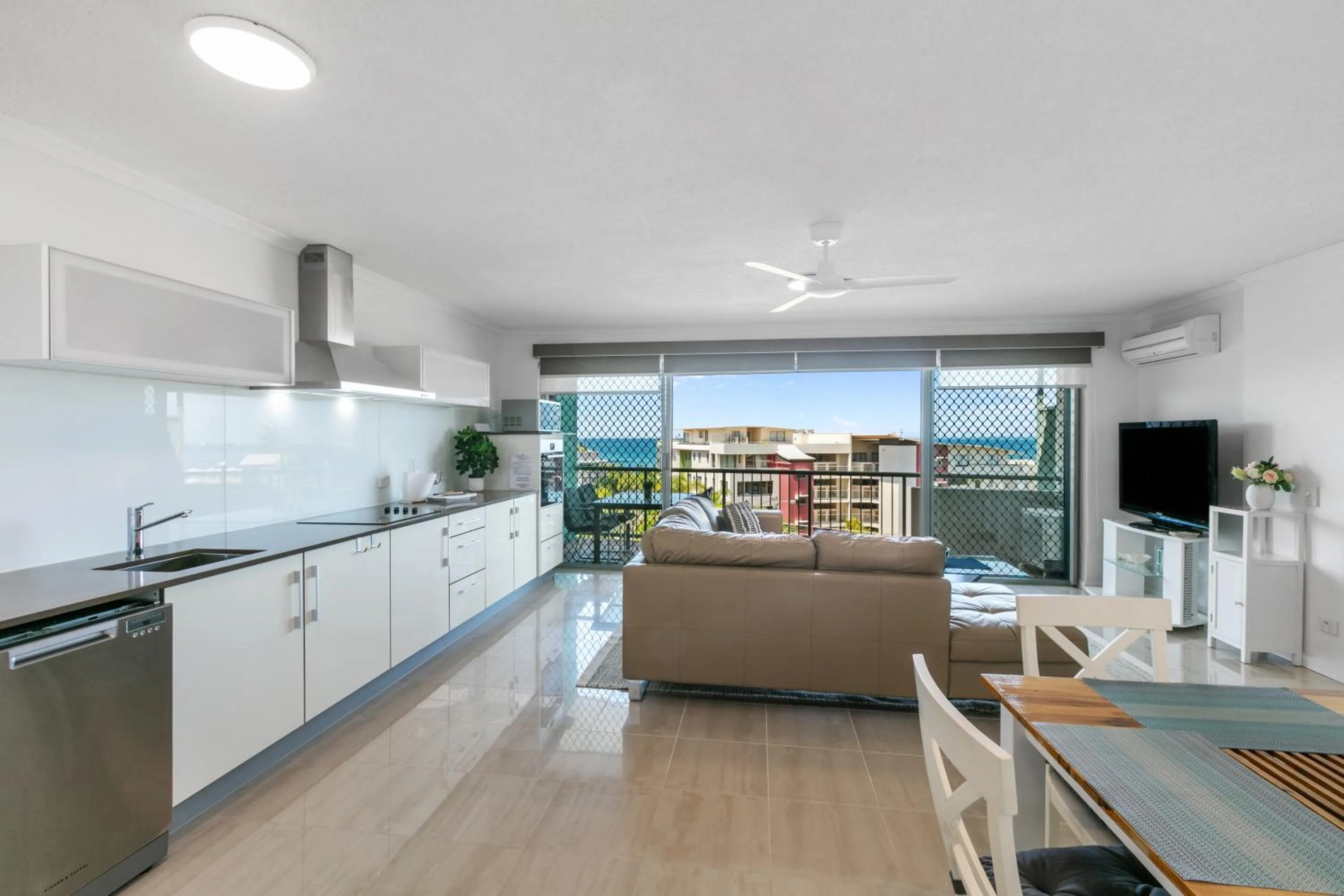 Kitchen or kitchenette in Kings Bay Apartments