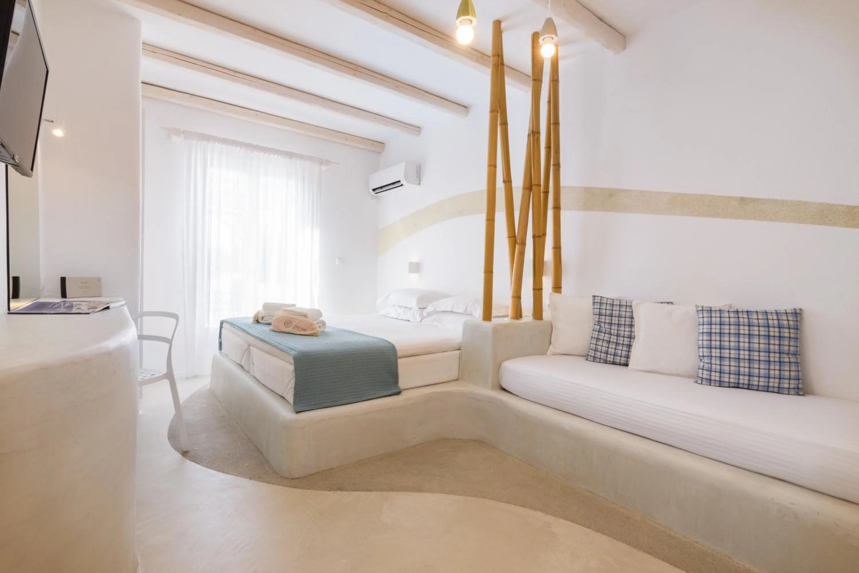 Photo of the whole room, Bed in Dolphin Kastraki Studios