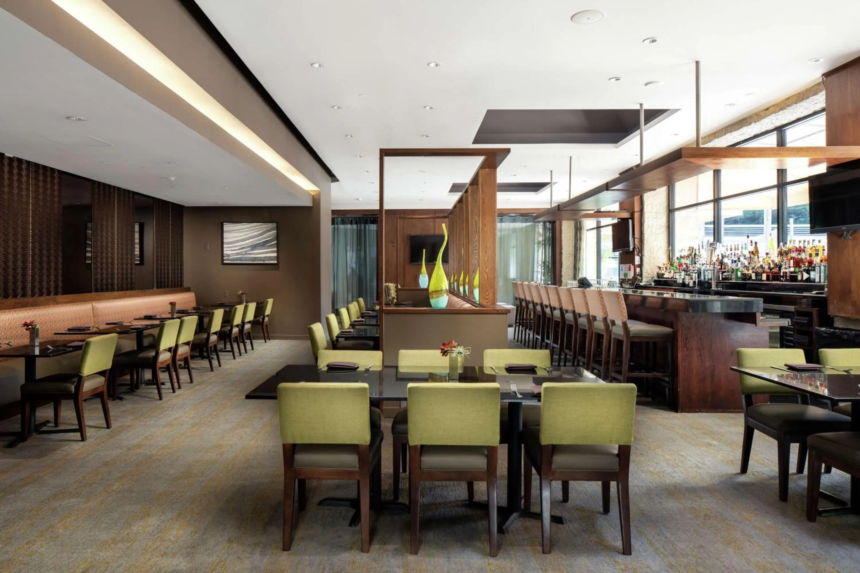 Lounge or bar in DoubleTree by Hilton Monrovia - Pasadena Area