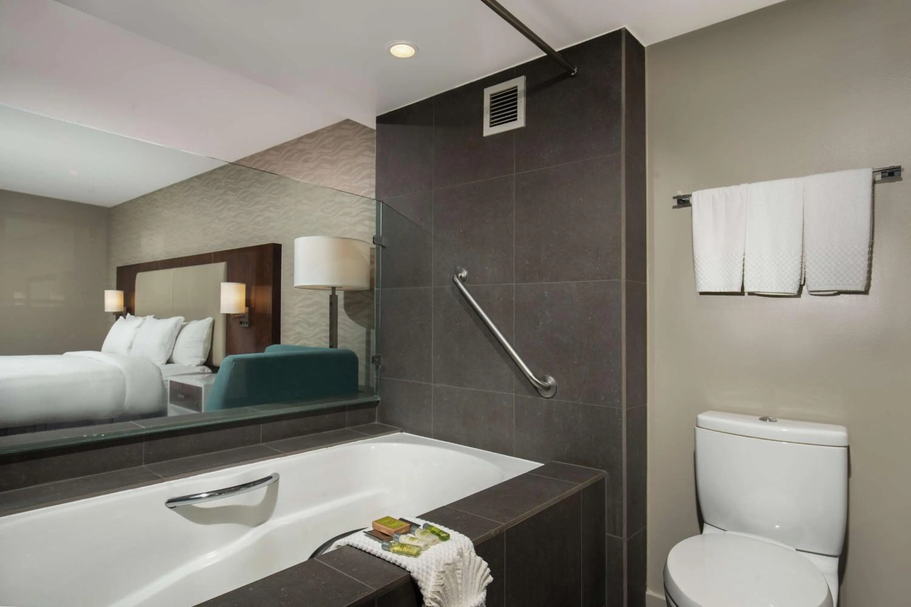Bathroom, Bed in DoubleTree by Hilton Monrovia - Pasadena Area