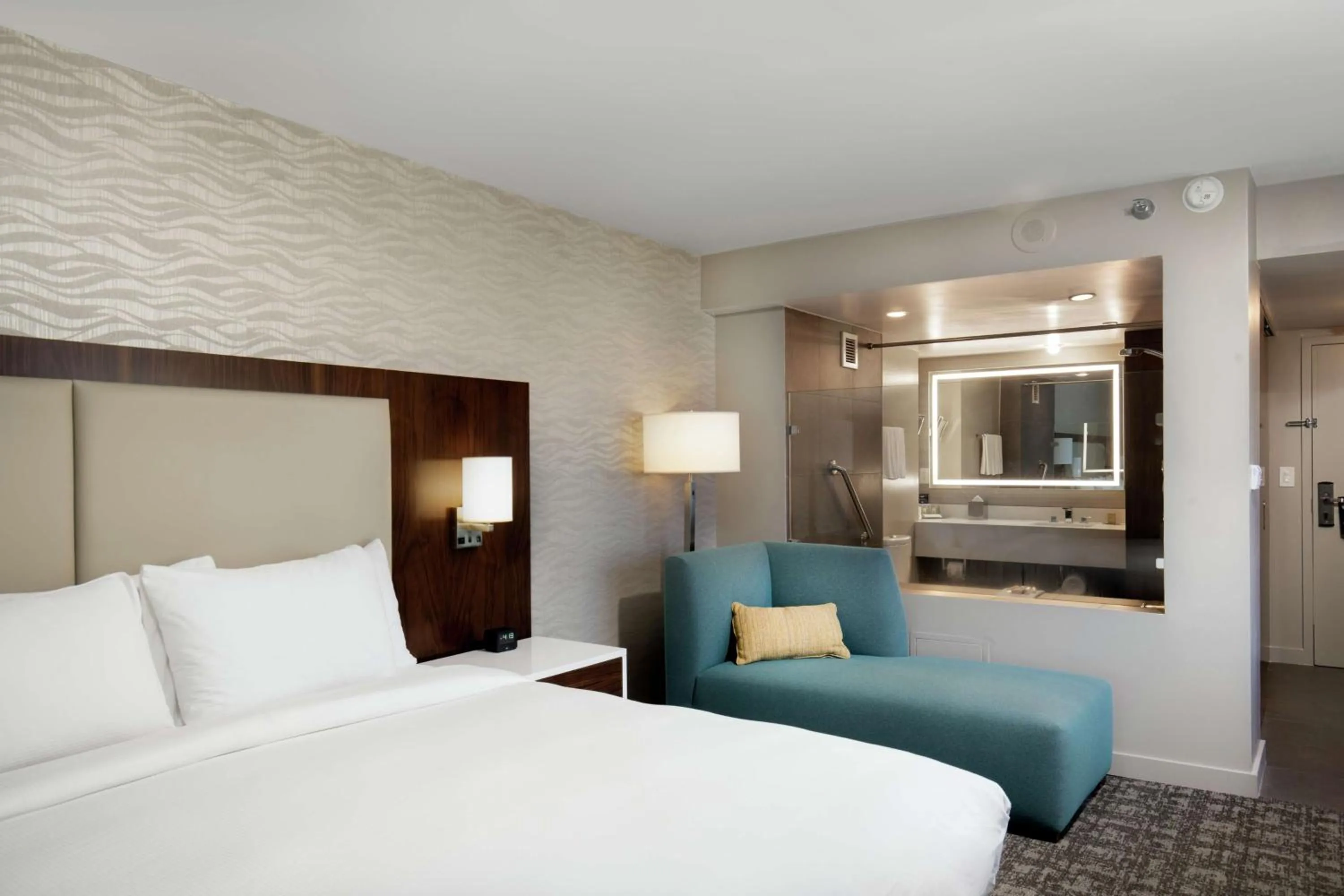 Bathroom, Bed in DoubleTree by Hilton Monrovia - Pasadena Area