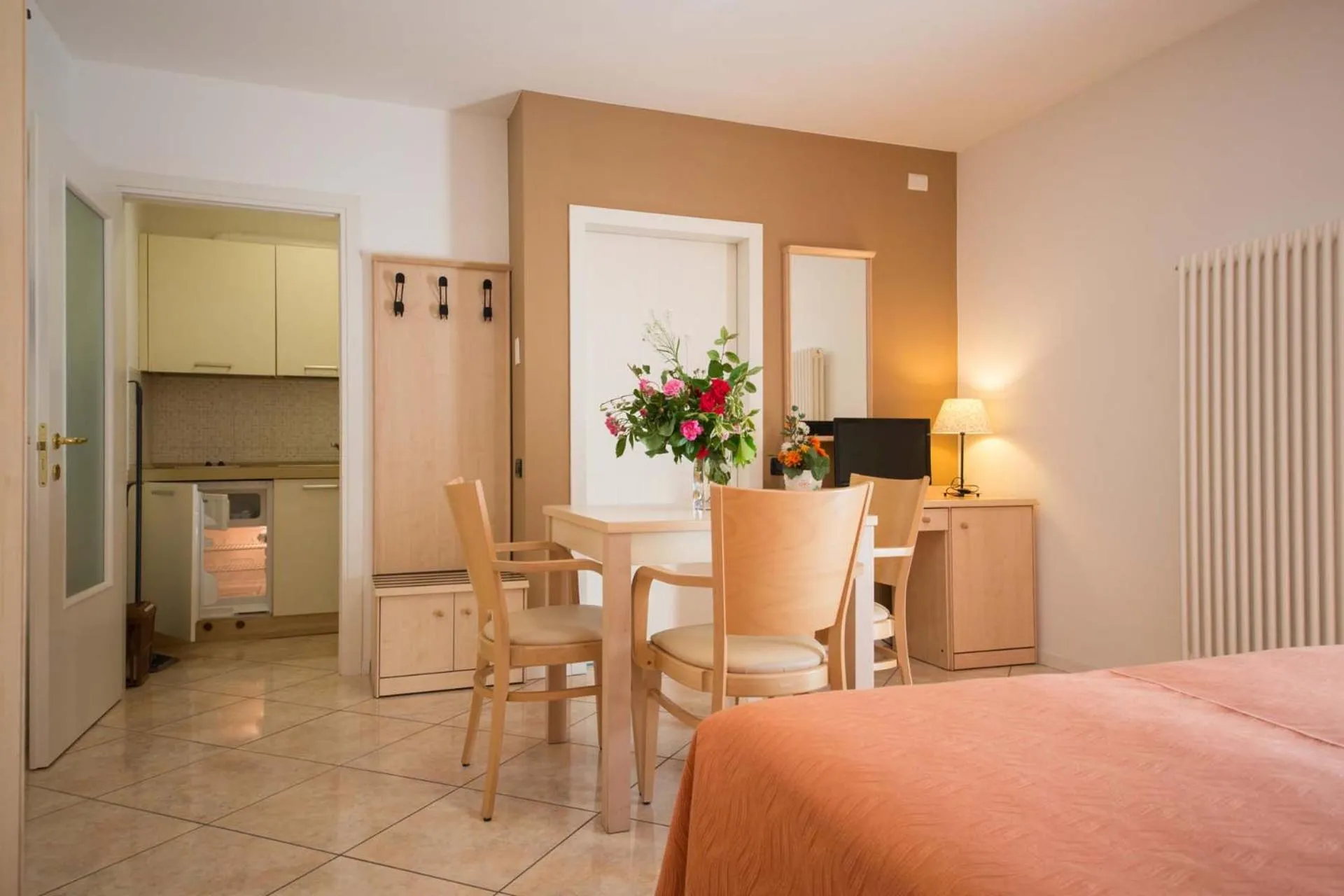Kitchen or kitchenette, Bed in Residence Hotel Miralago