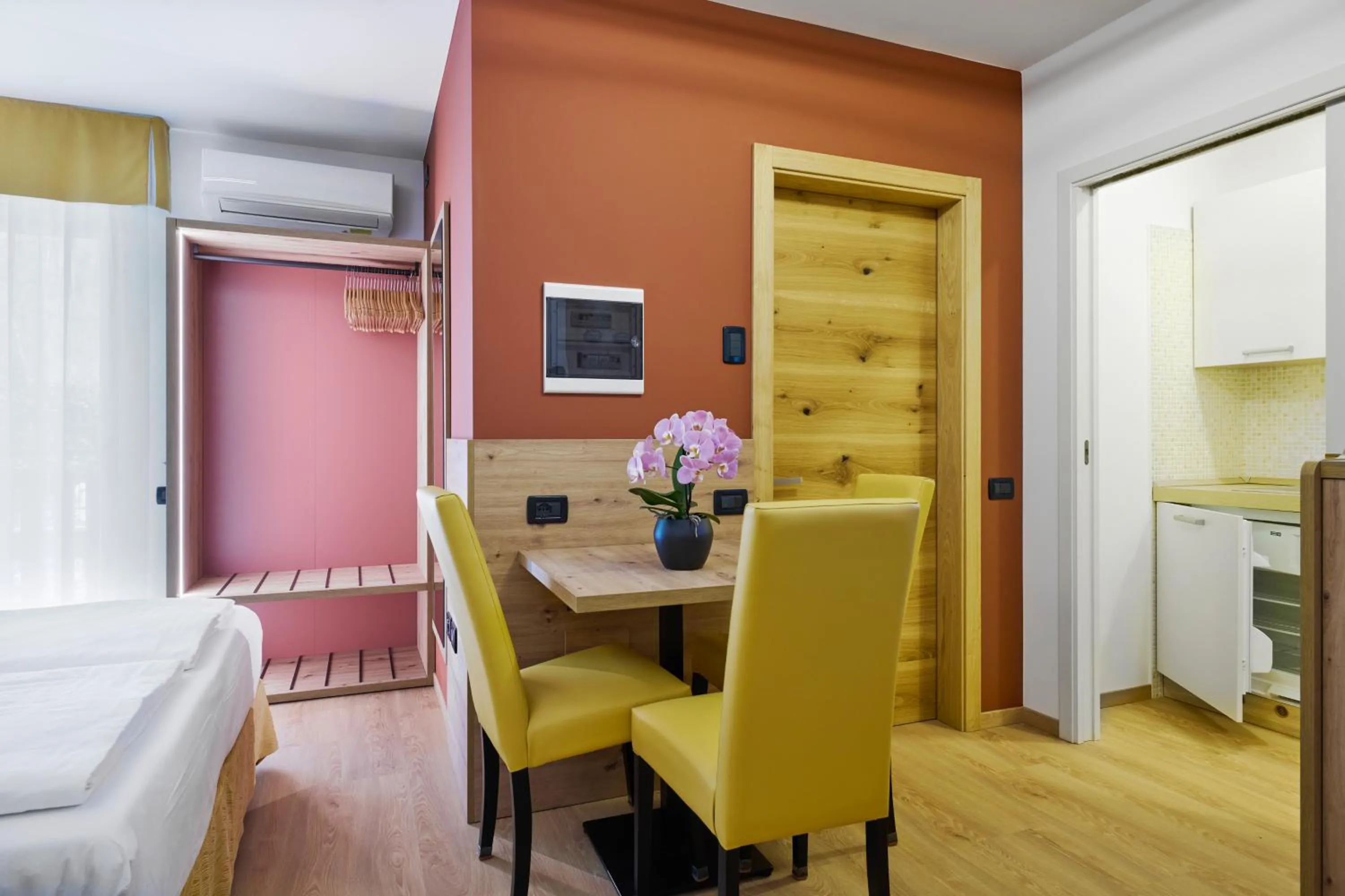 Kitchen or kitchenette, Bed in Residence Hotel Miralago