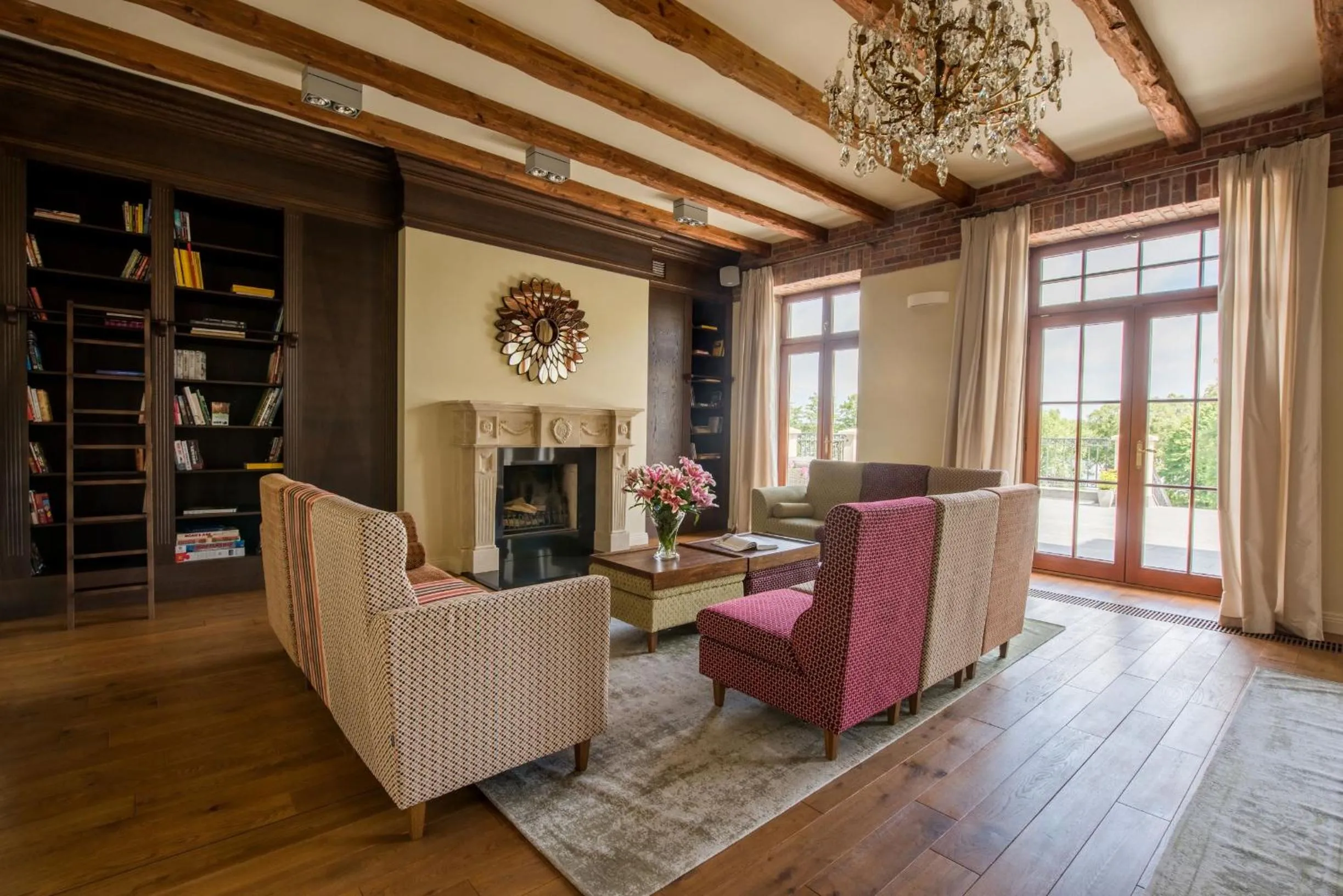 Communal lounge/ TV room in Pałac Warlity