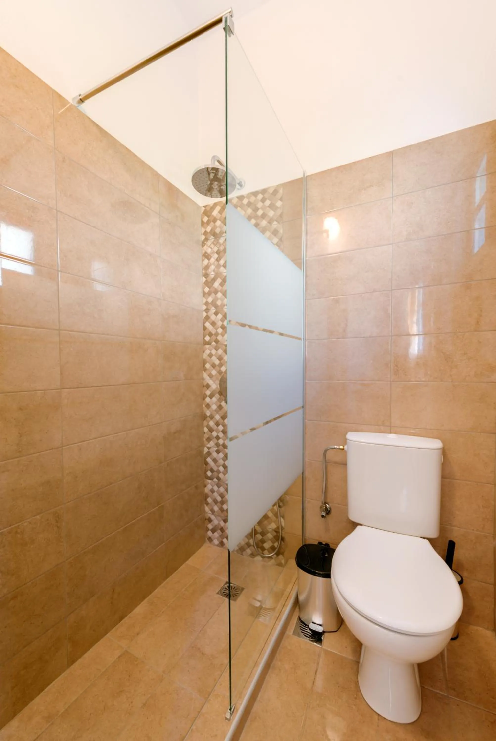 Shower in Onar Rooms & Studios