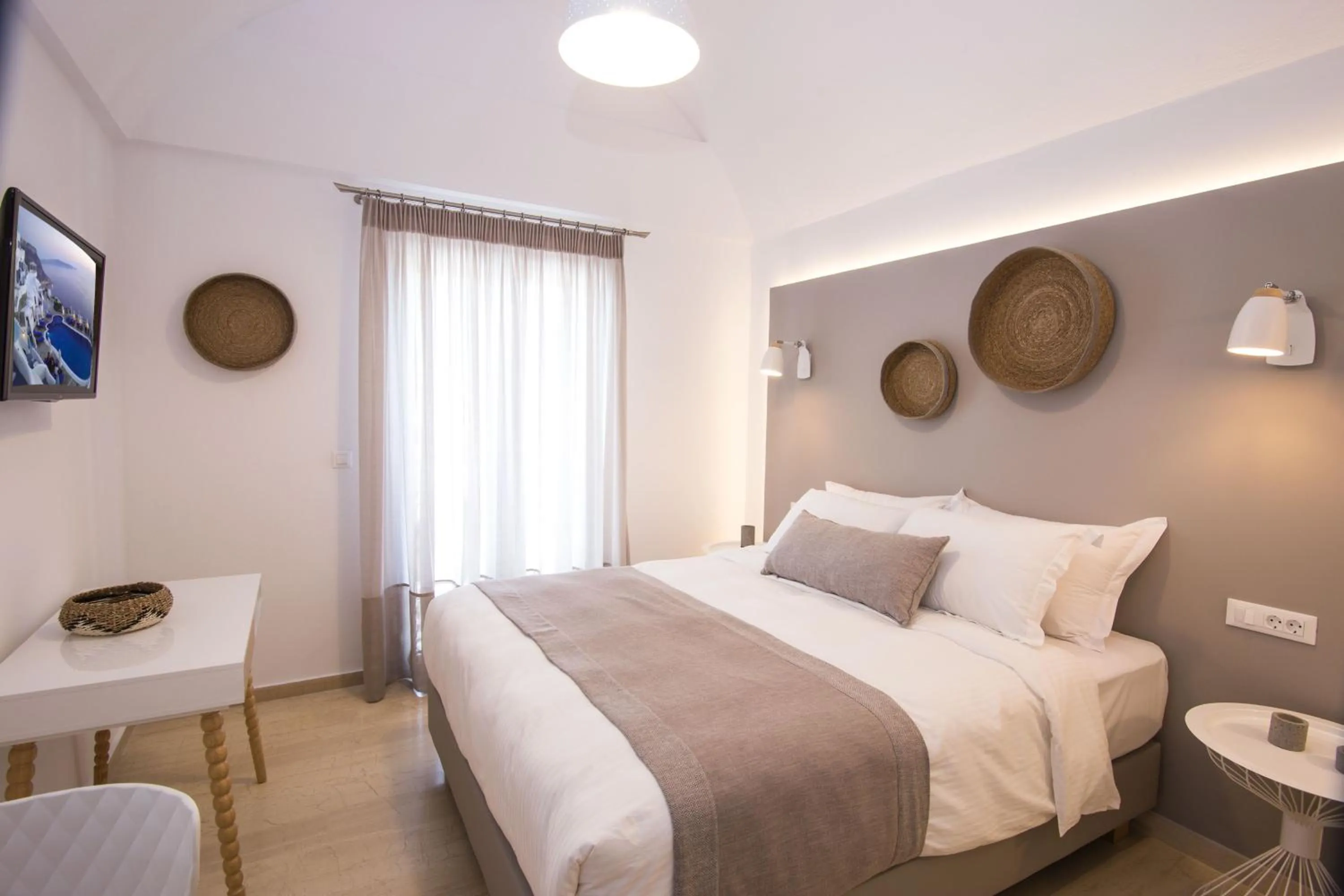 Photo of the whole room, Bed in Louis Studios Santorini