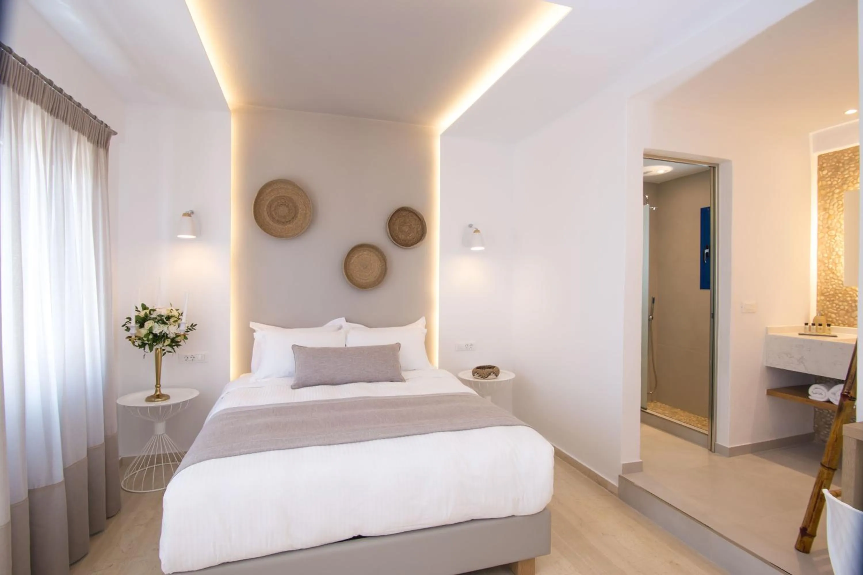 Photo of the whole room, Bed in Louis Studios Santorini