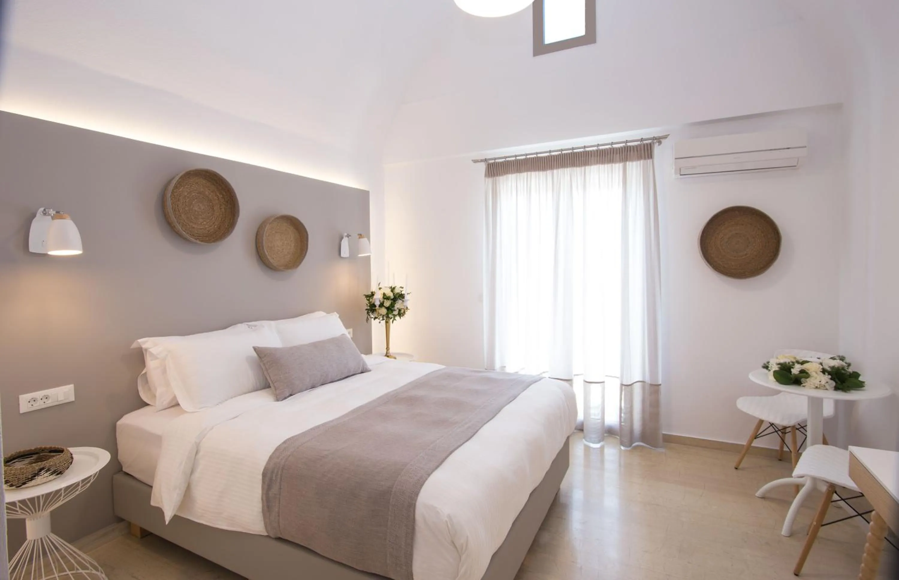 Photo of the whole room, Bed in Louis Studios Santorini