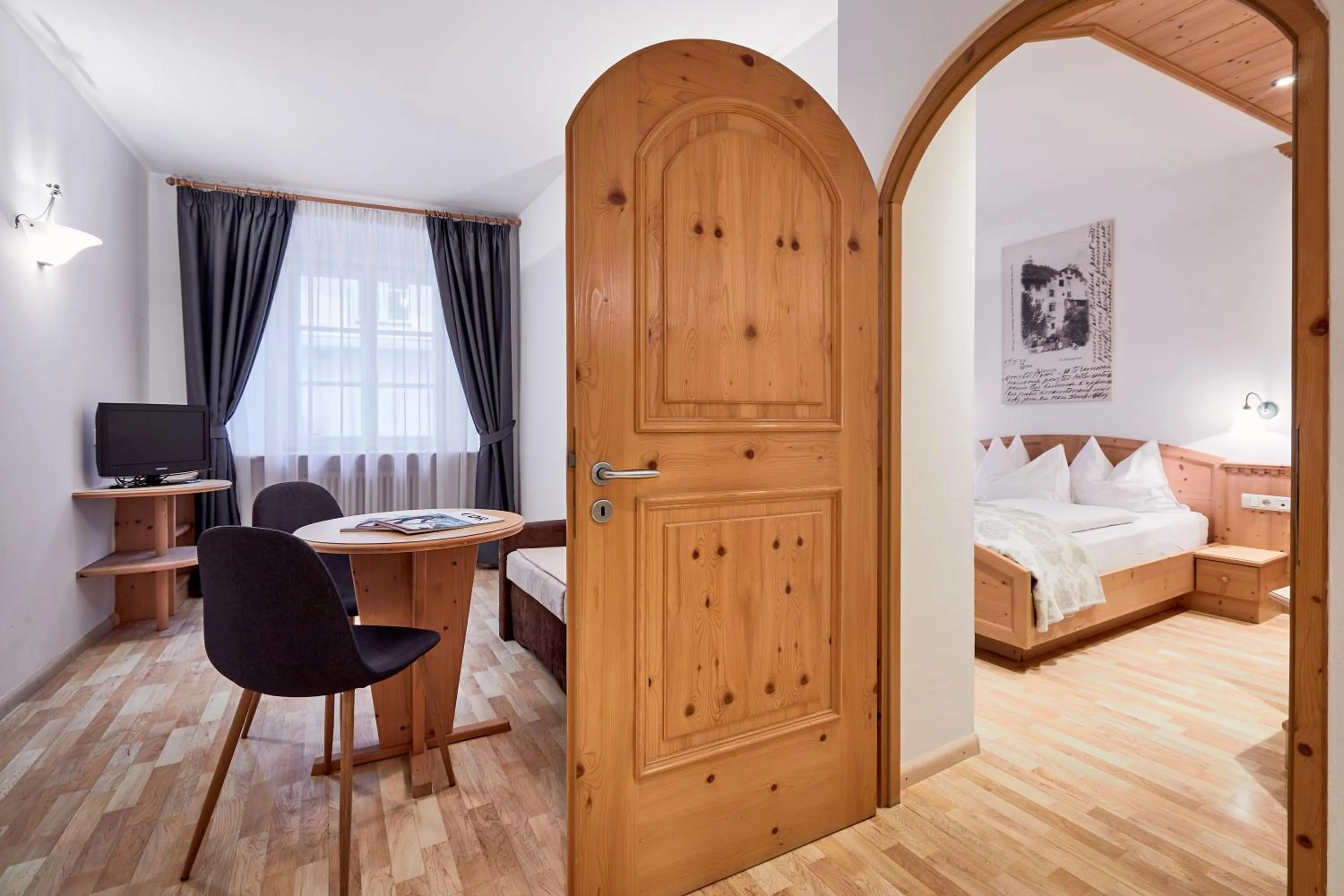 Photo of the whole room, Bed in Hotel Walther v.d. Vogelweide Superior