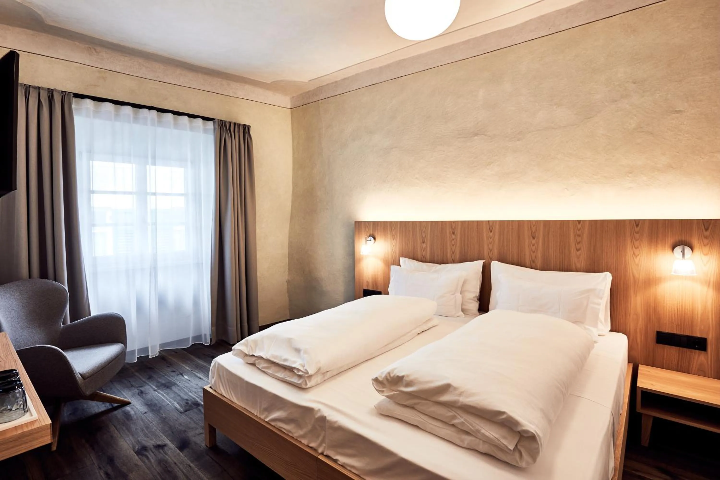 Photo of the whole room, Bed in Hotel Walther v.d. Vogelweide Superior