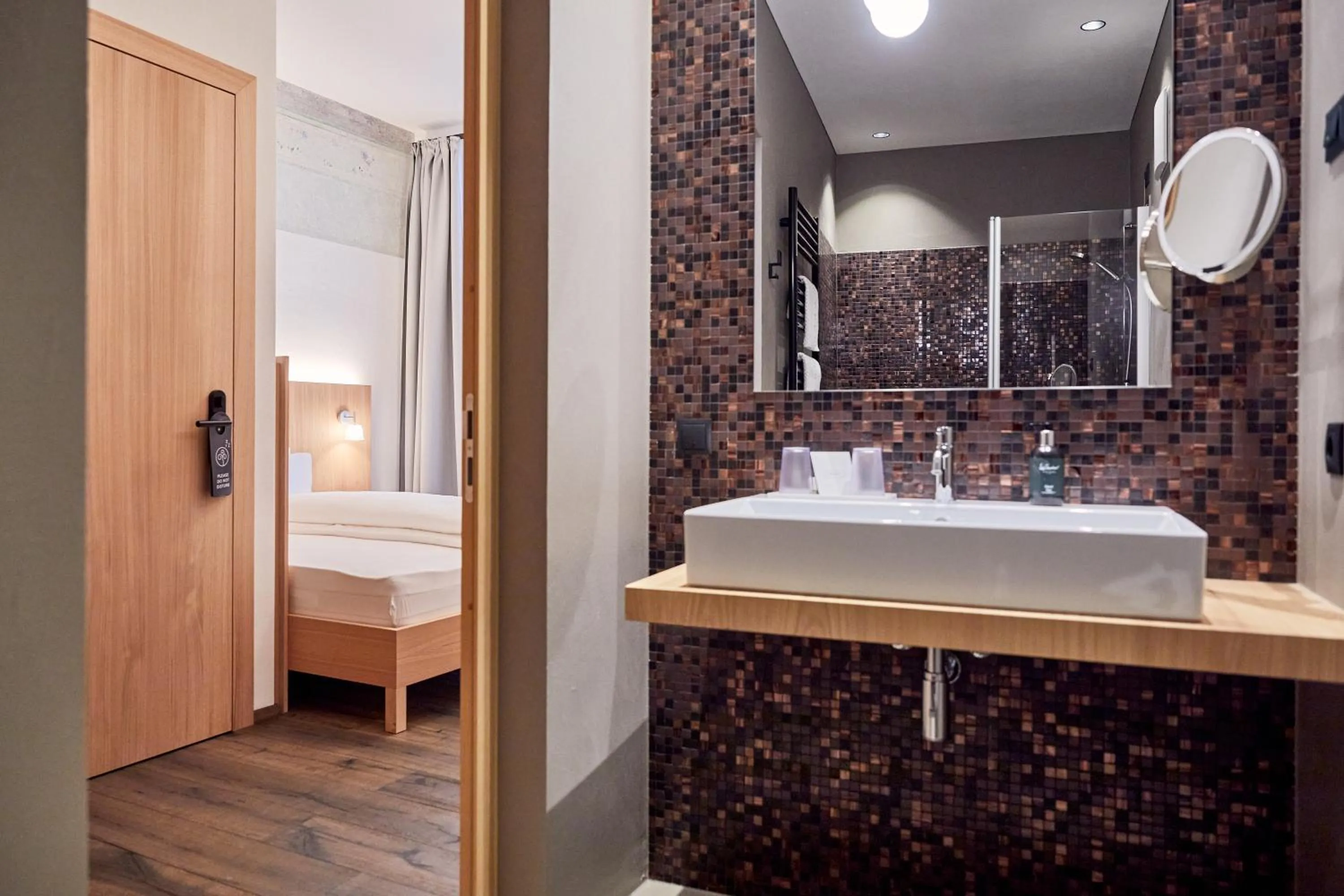 Bathroom, Bed in Hotel Walther v.d. Vogelweide Superior