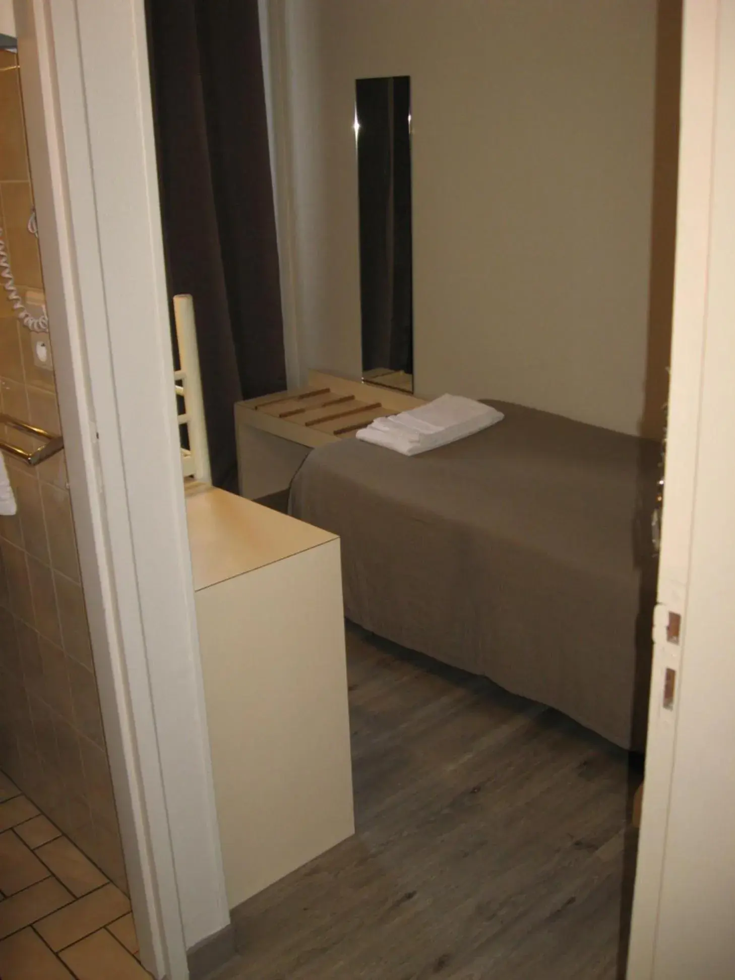 Single Room with Private Bathroom in Hôtel Acropolis - Lourdes Single Room with Private Bathroom in Hôtel Acropolis - Lourdes