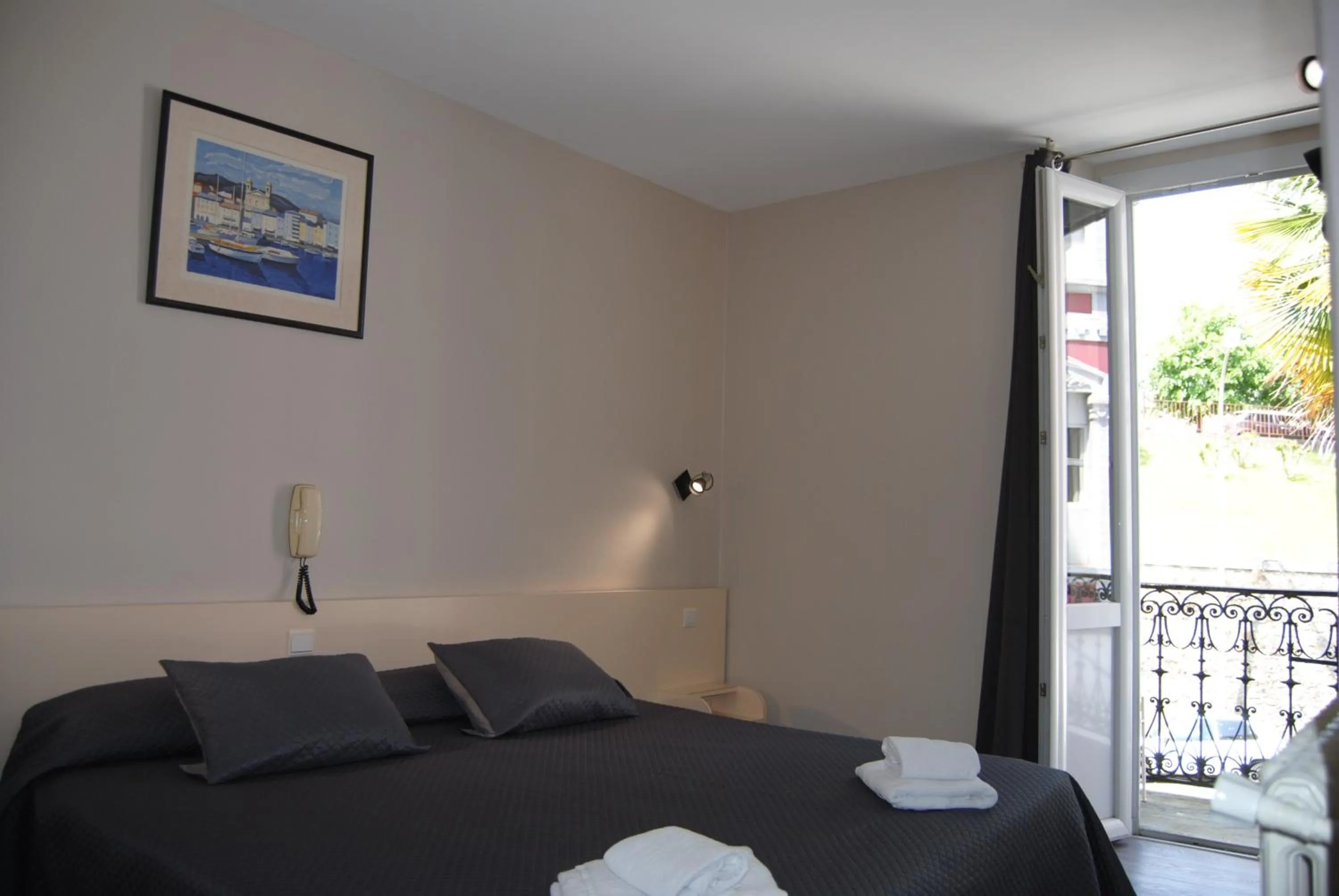 Bed in Hôtel Acropolis - Lourdes