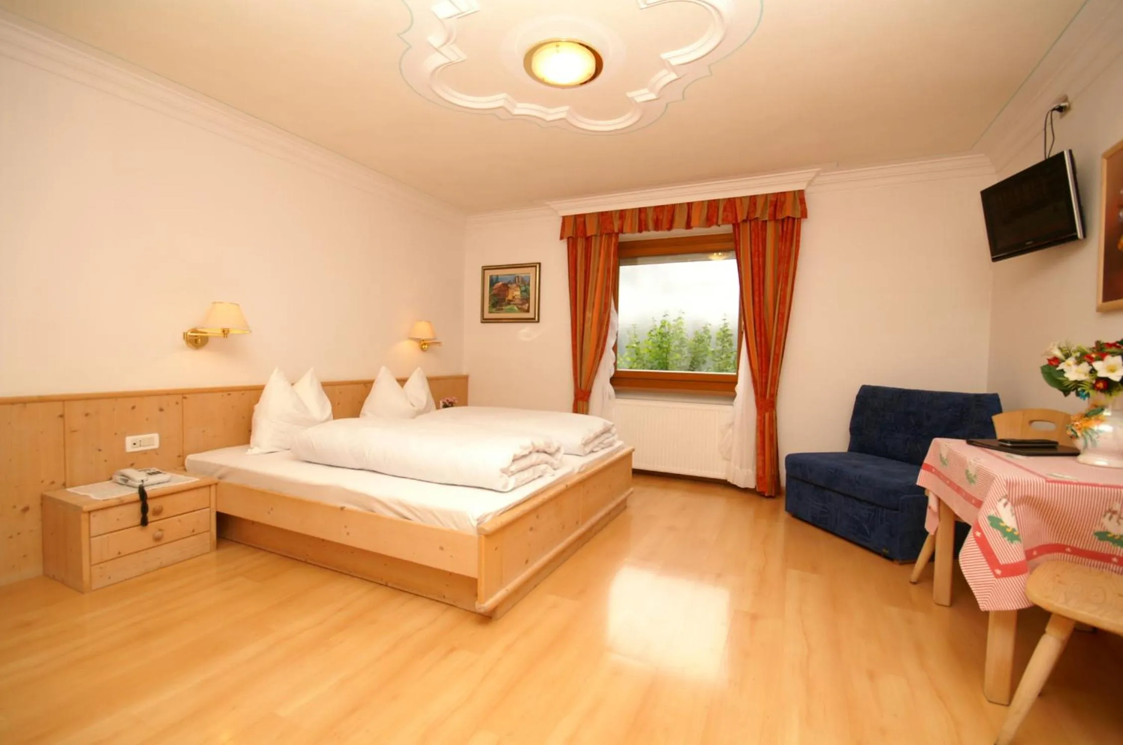 Photo of the whole room, Bed in La Palsa