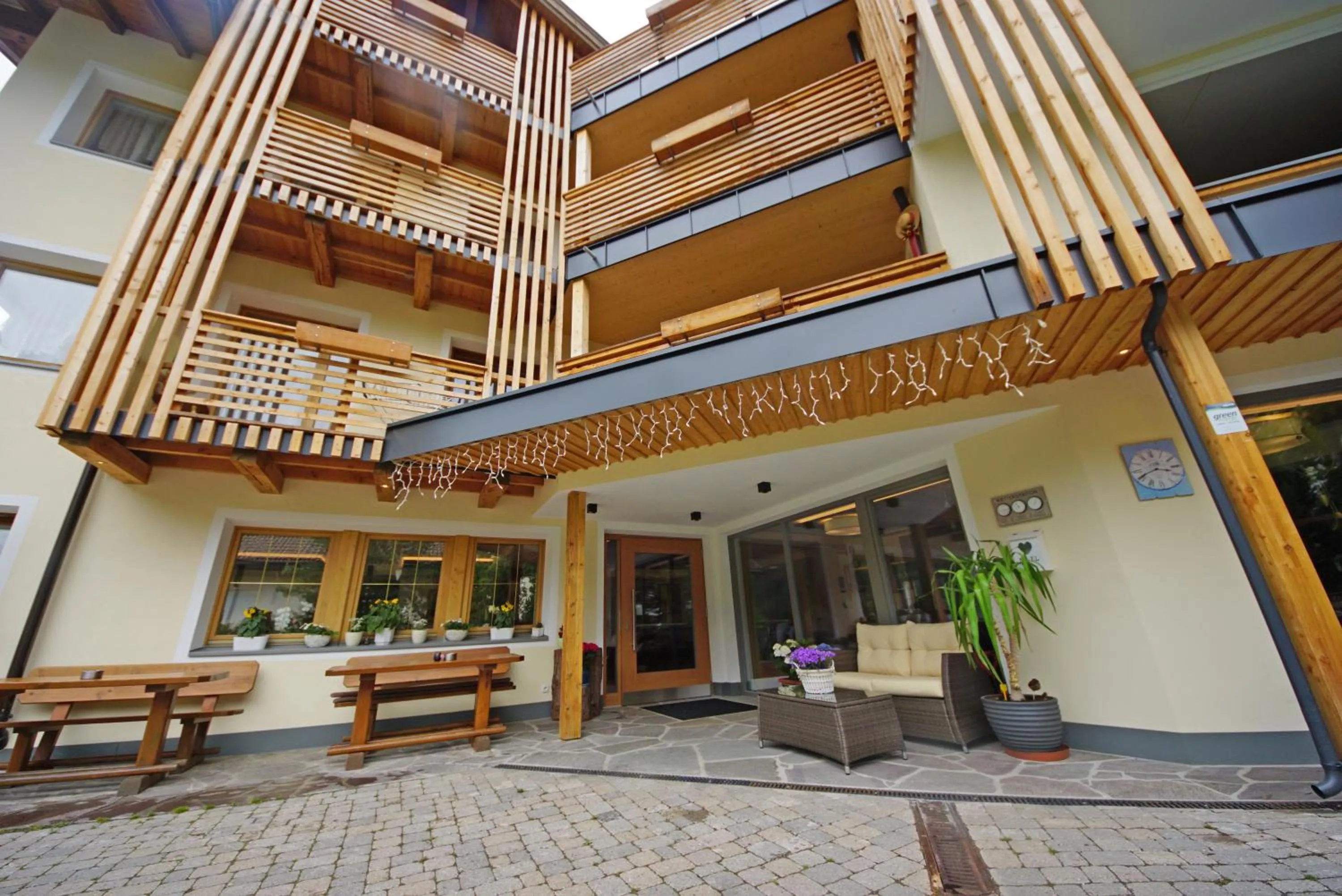 Facade/entrance in La Palsa