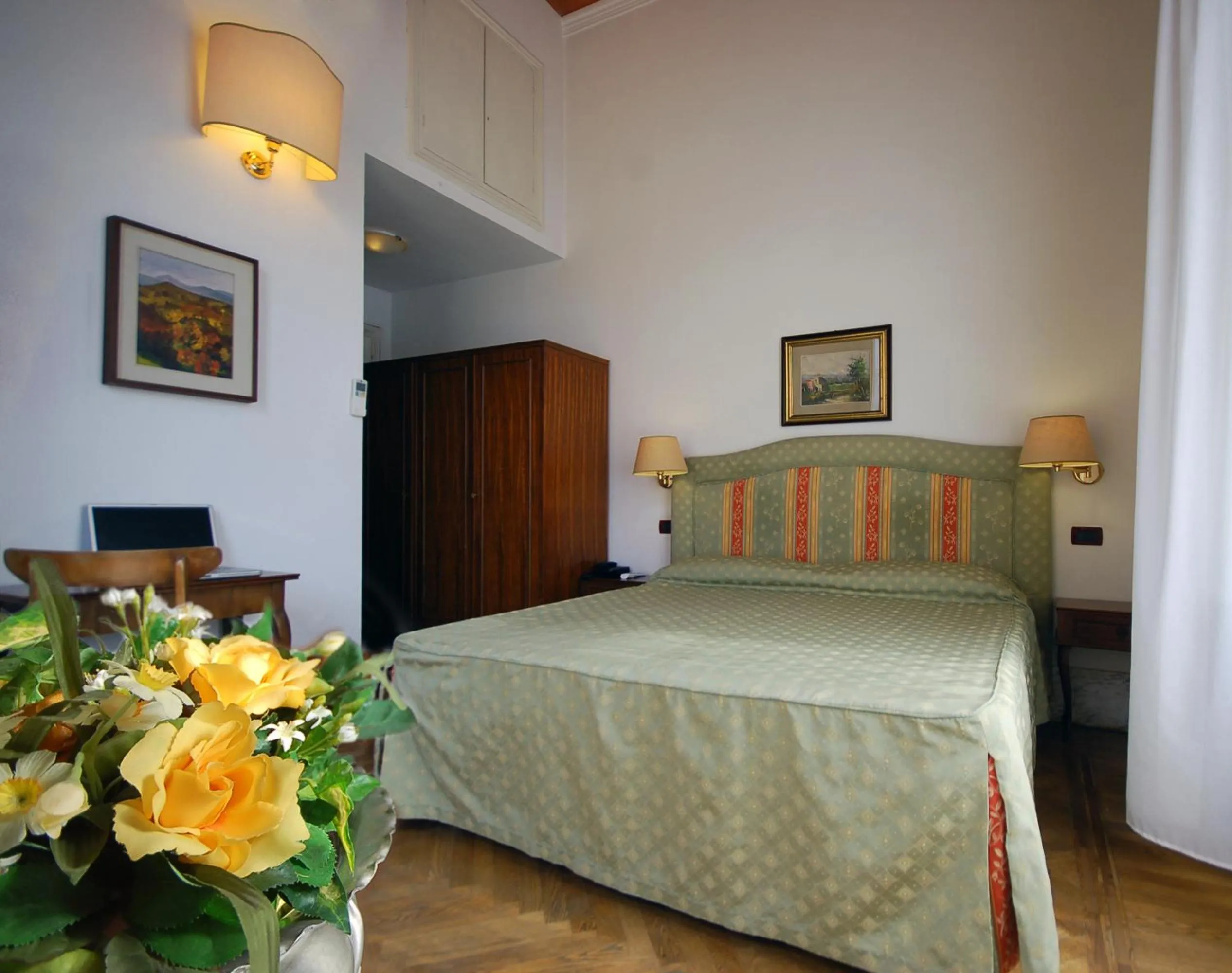 Bedroom, Bed in Hotel Ely